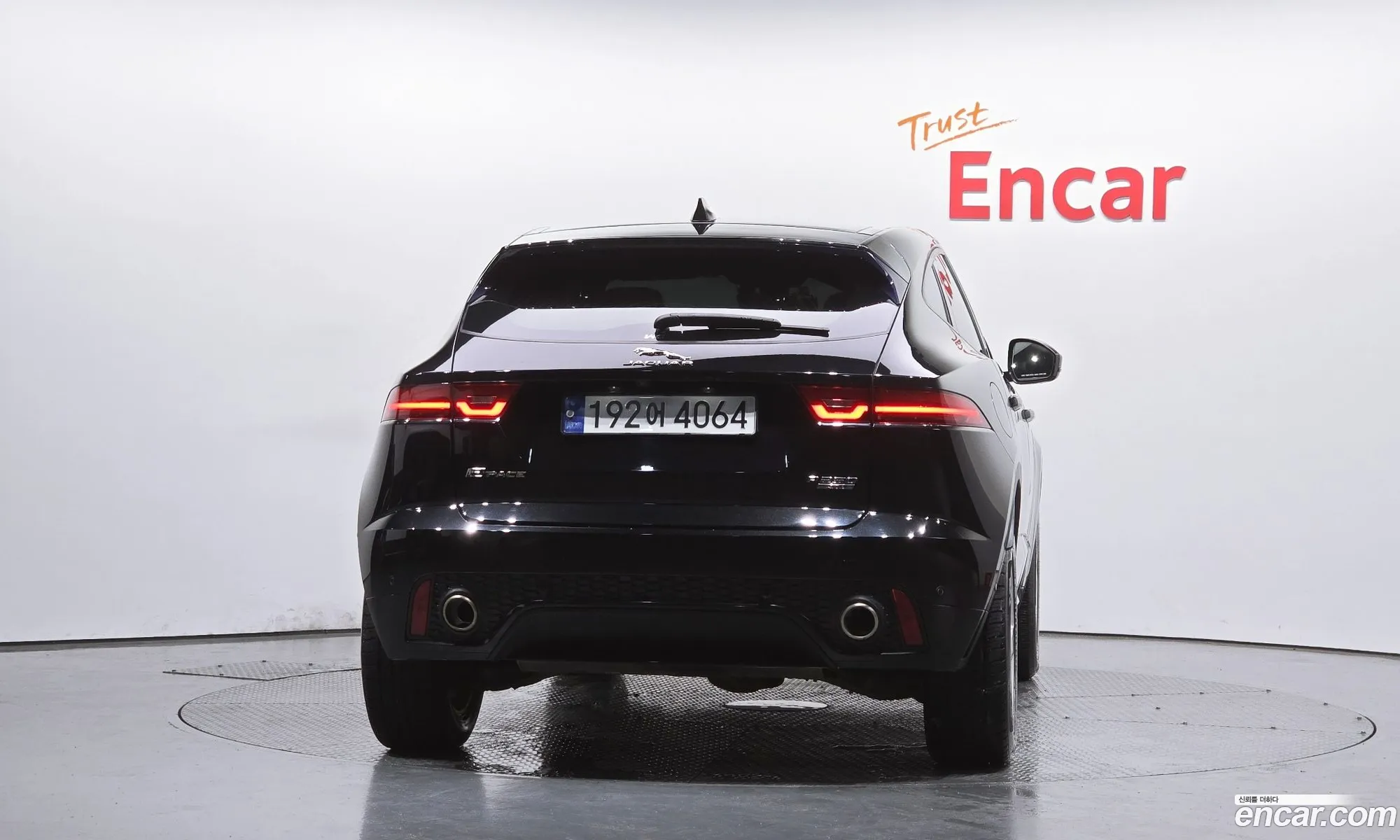 Jaguar E-Pace 2018 SADFA2BX4J1Z32618 — 18