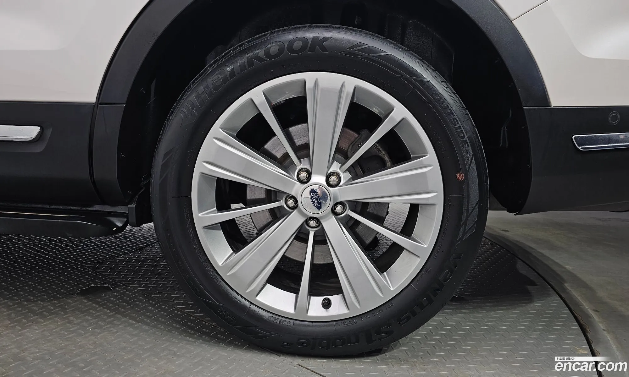 Ford Explorer 2018 1FM5K8FH7JGB23567 — 17