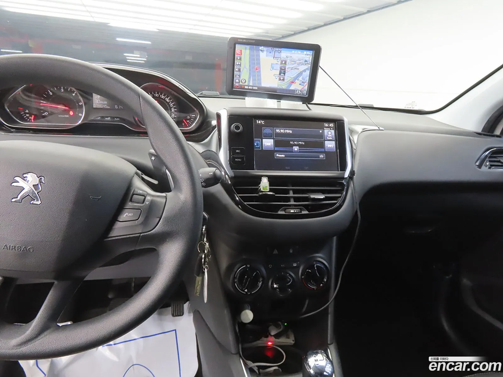 Peugeot 208 2015 — 9
