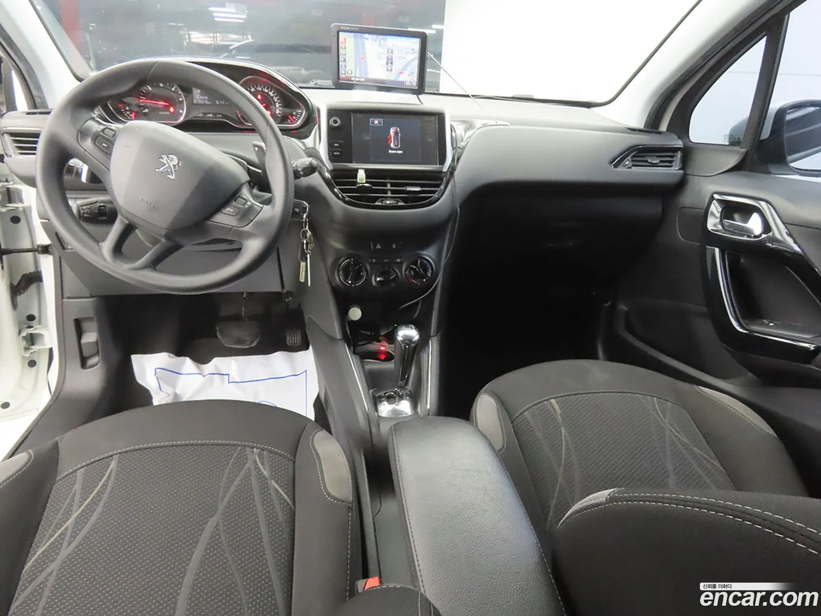 Peugeot 208 2015 — 10