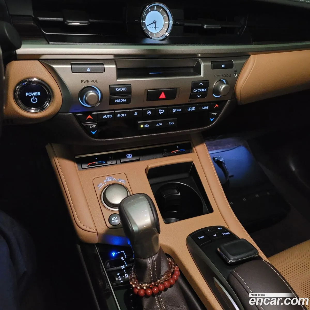 Lexus ES300h 2017 — 12