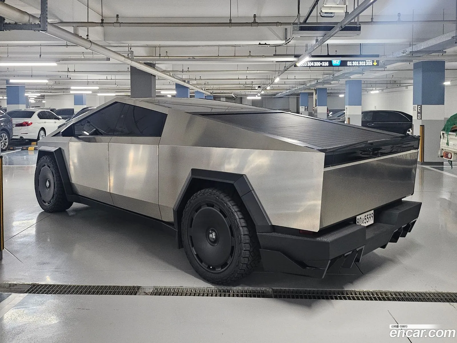 Tesla Cybertruck 2025 — 12