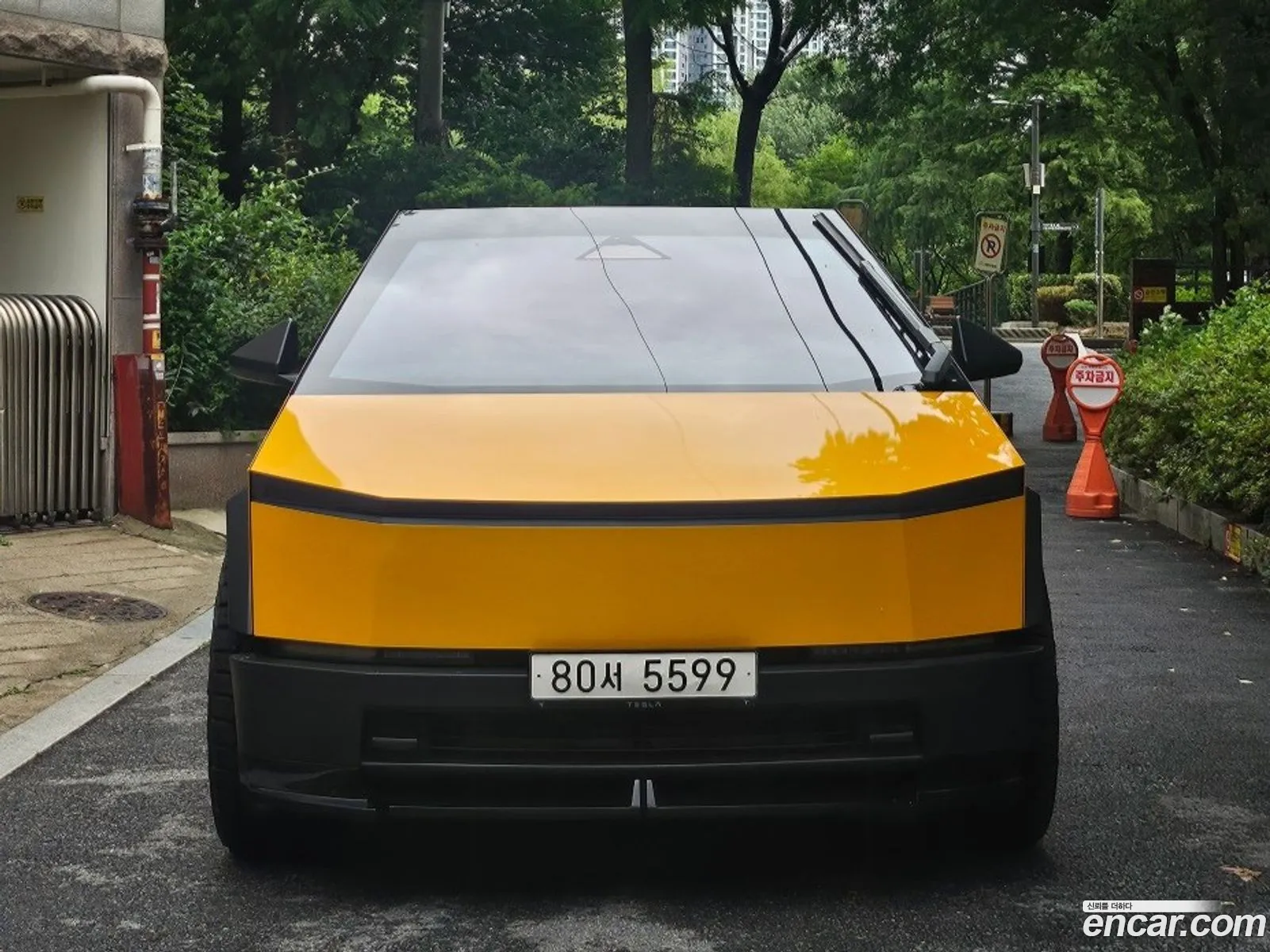 Tesla Cybertruck 2025 — 18