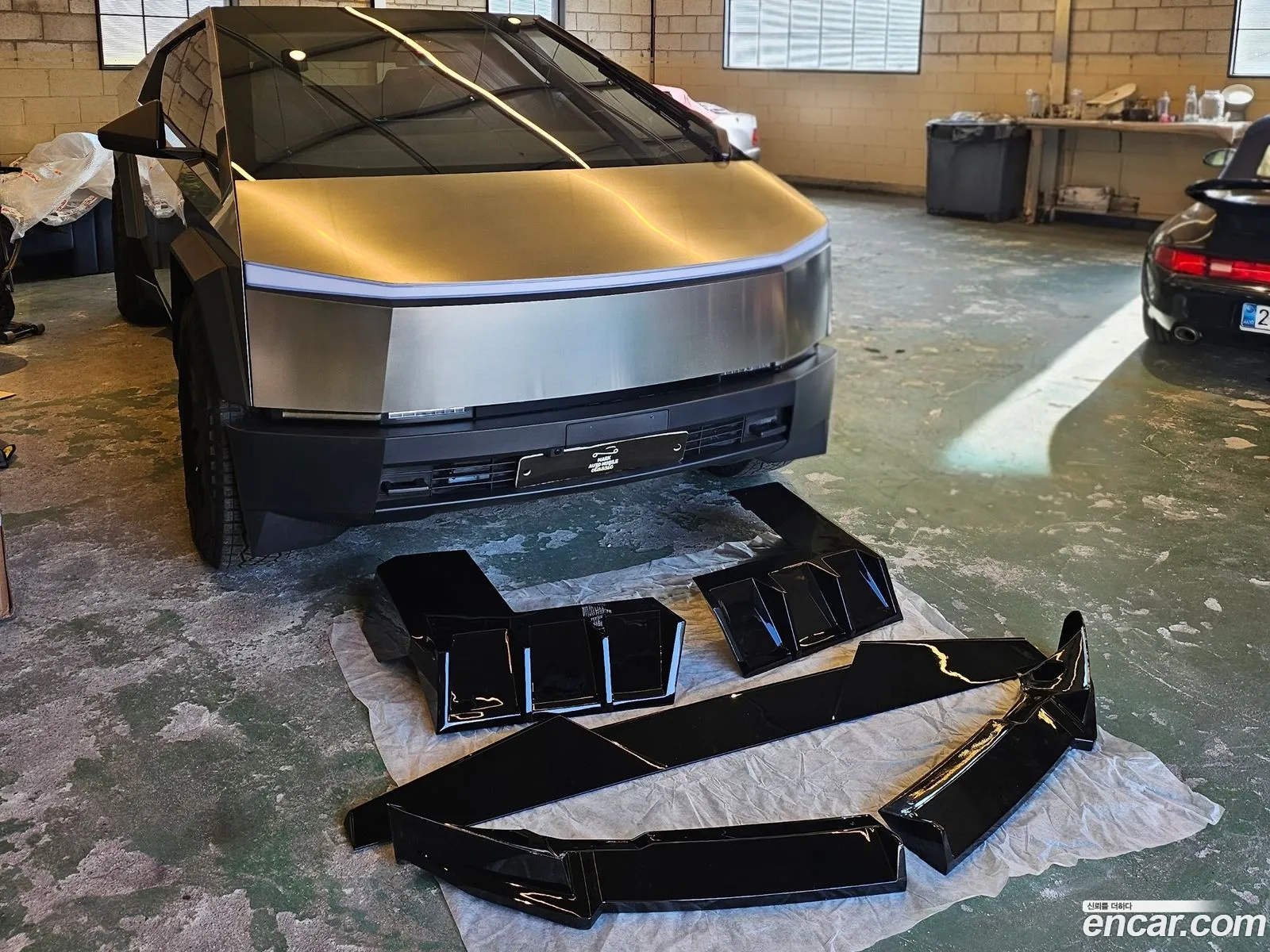 Tesla Cybertruck 2025 — 7