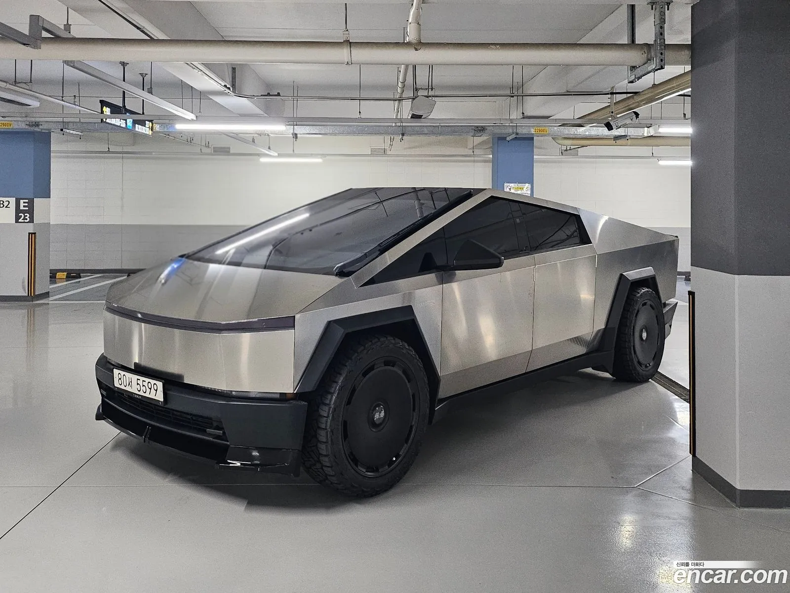 Tesla Cybertruck 2025 — 17