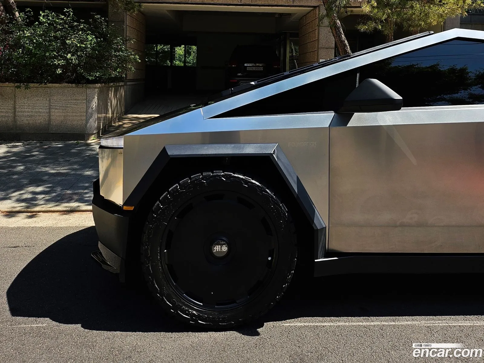 Tesla Cybertruck 2025 — 10