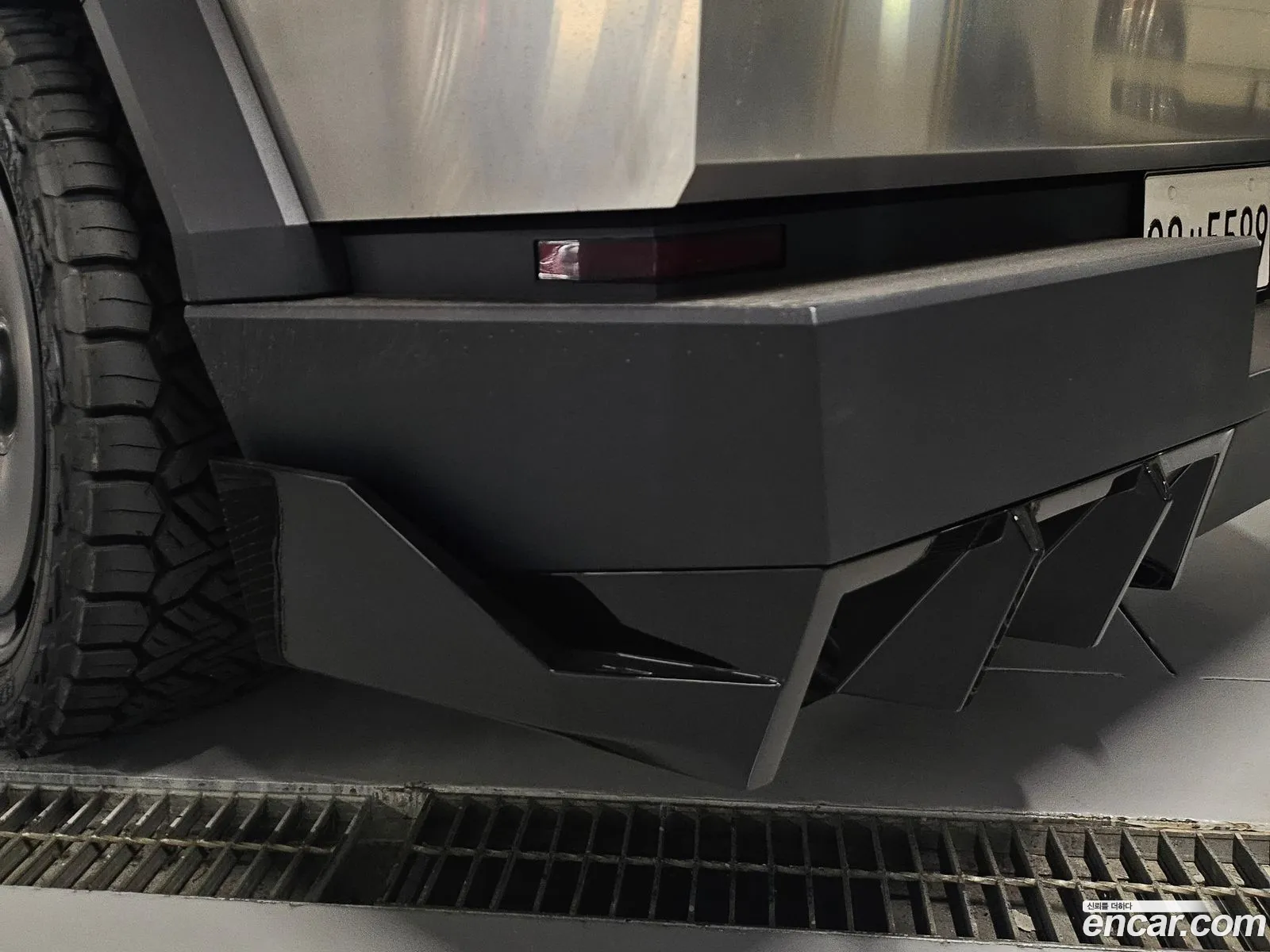 Tesla Cybertruck 2025 — 15