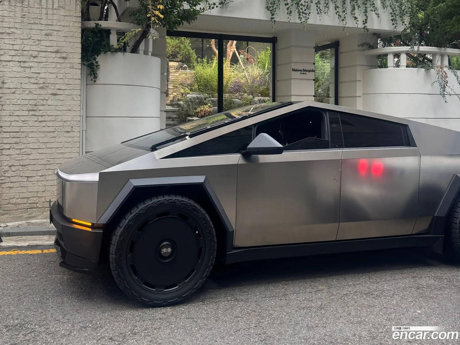 Tesla Cybertruck 2025 — 14