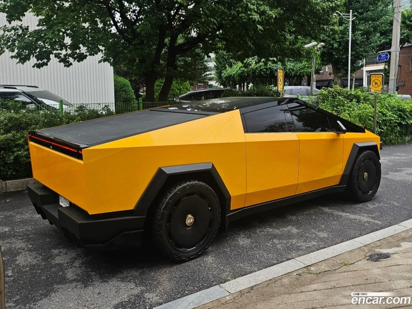 Tesla Cybertruck 2025 — 8