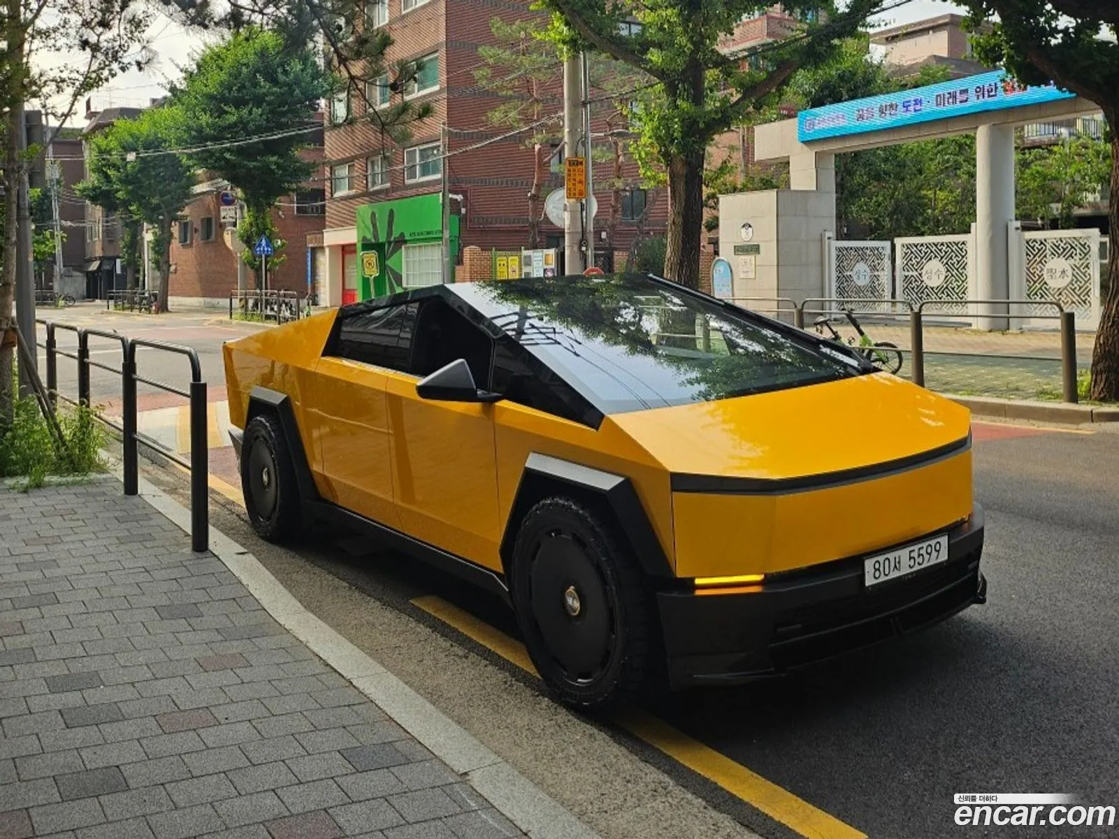 Tesla Cybertruck 2025 — 11