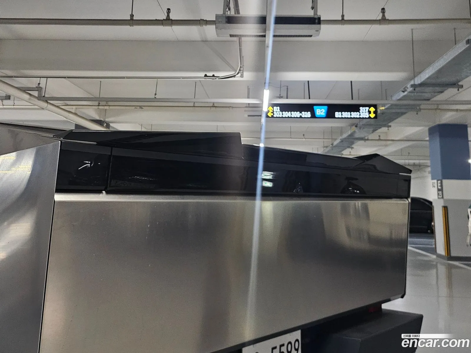 Tesla Cybertruck 2025 — 16