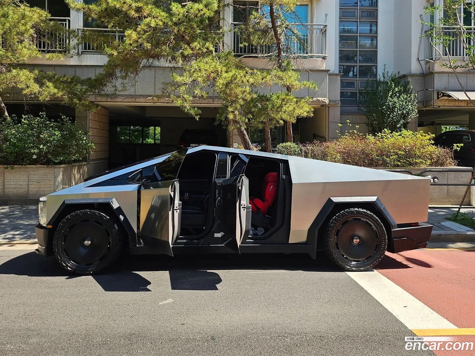 Tesla Cybertruck 2025 — 9