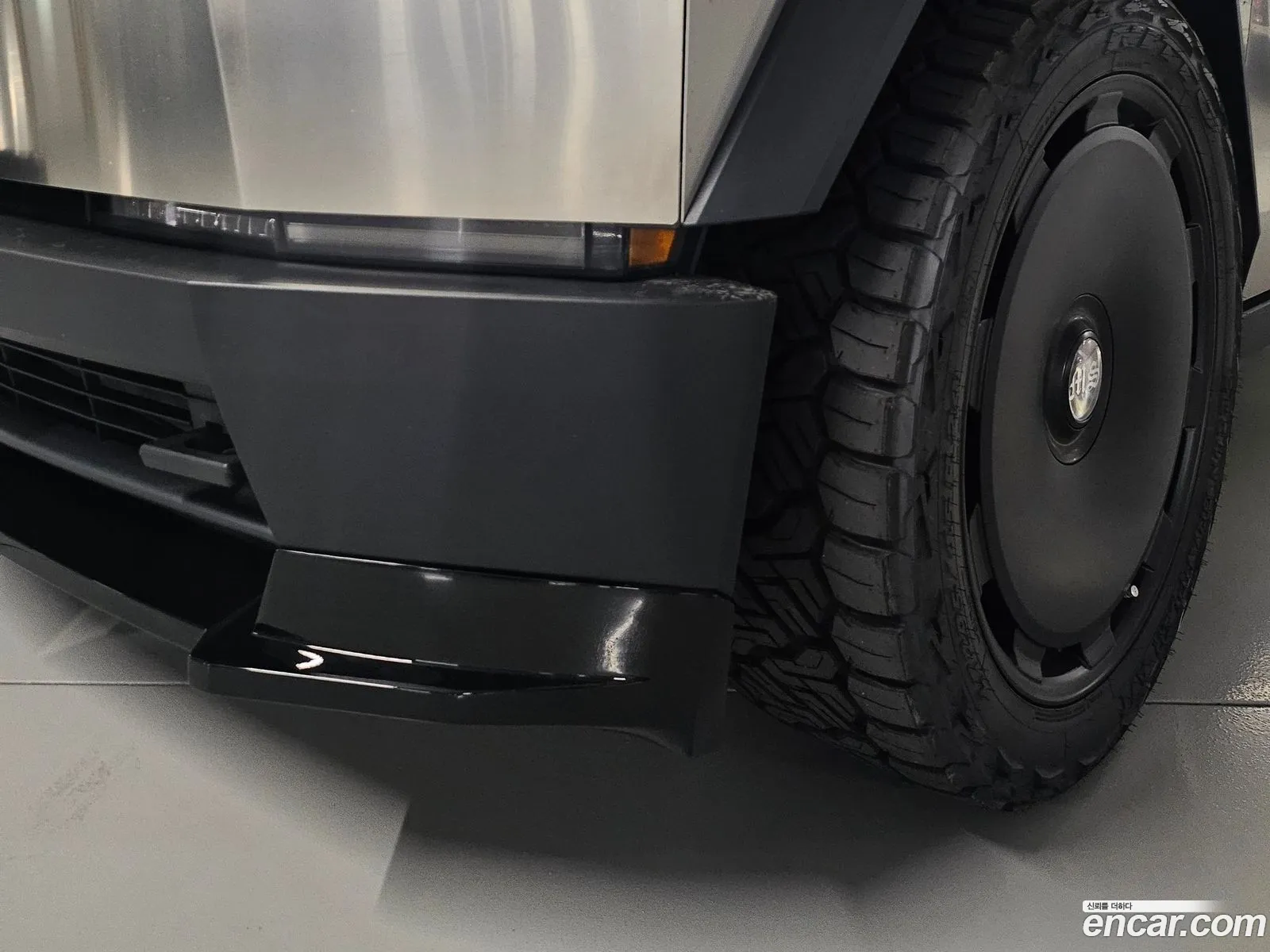Tesla Cybertruck 2025 — 13