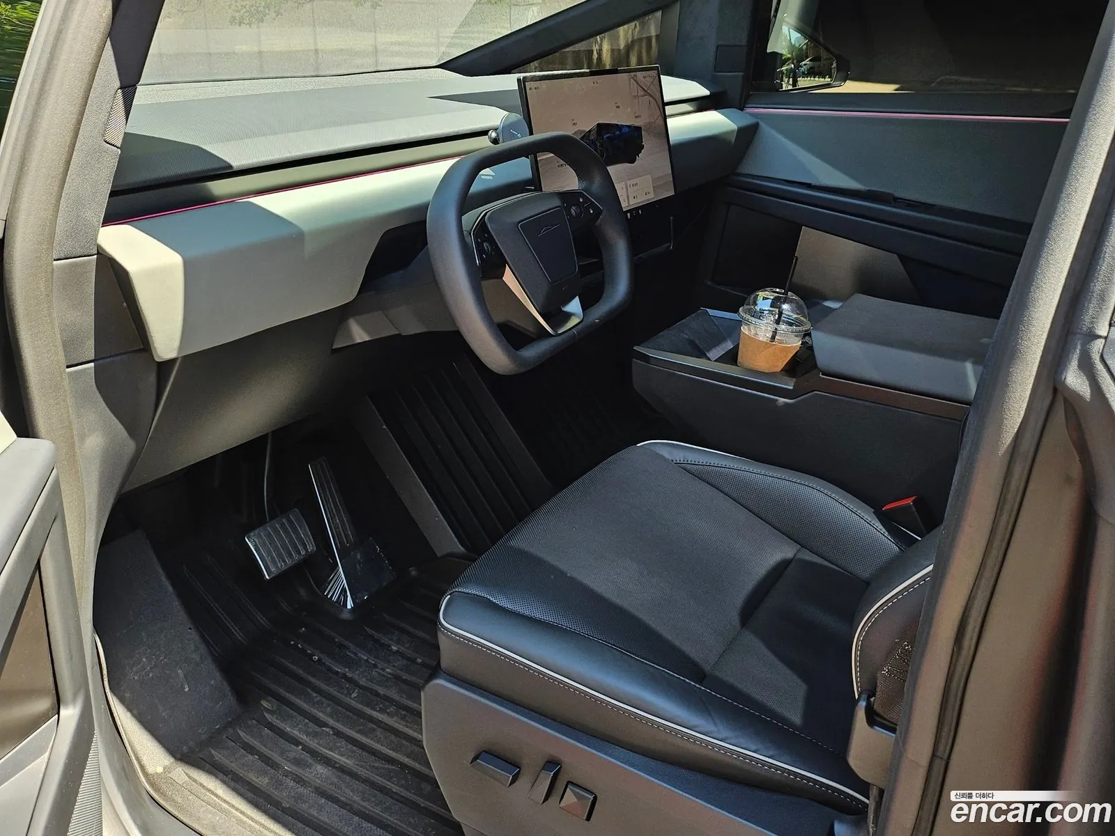 Tesla Cybertruck 2025 — 4