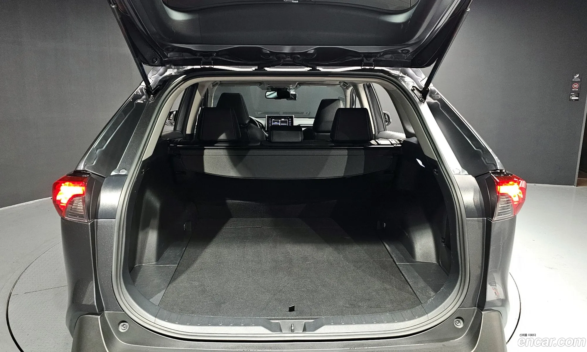 Toyota RAV4 2019 JTMW1RFV4KD515142 — 9