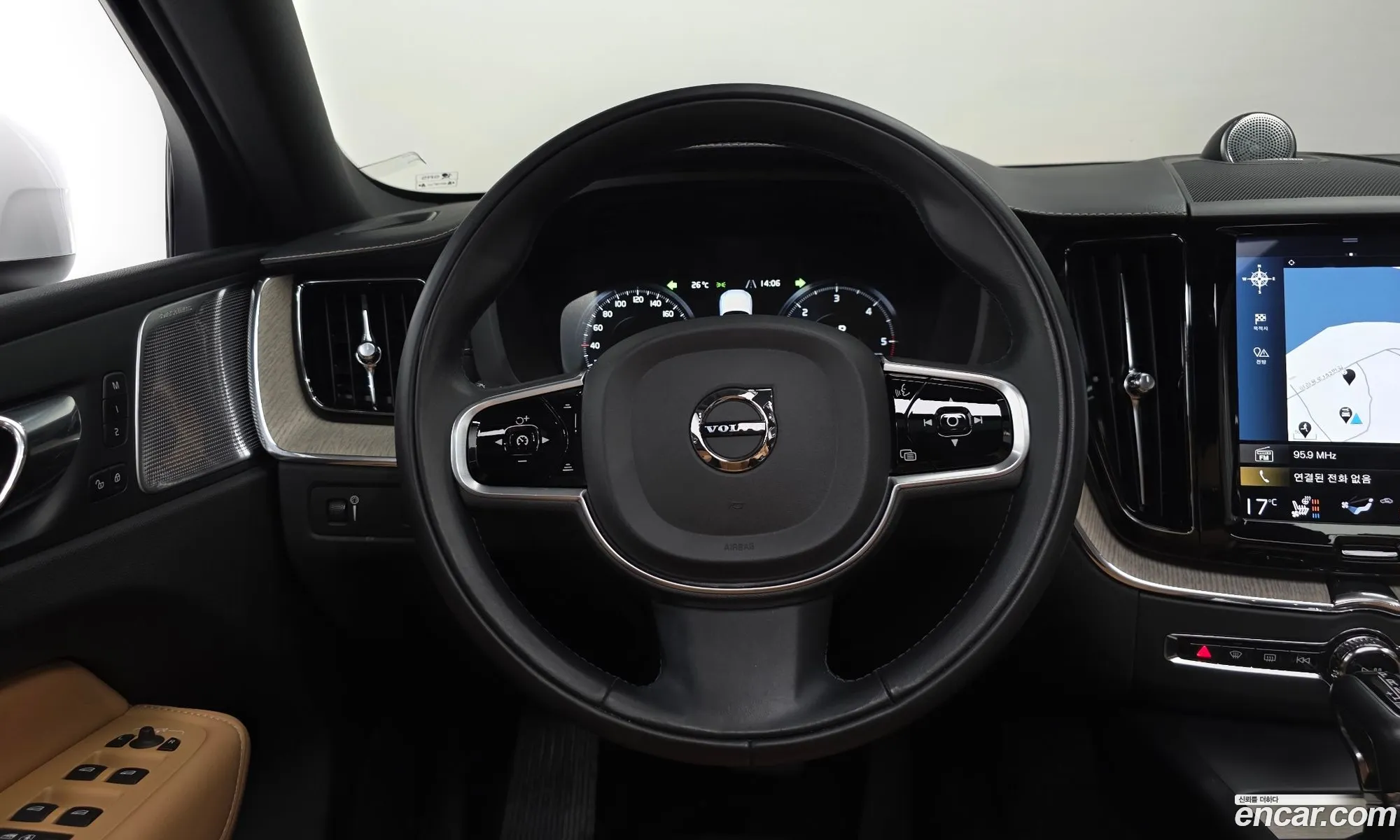 Volvo XC60 2019 YV1UZ68TCL1415936 — 36