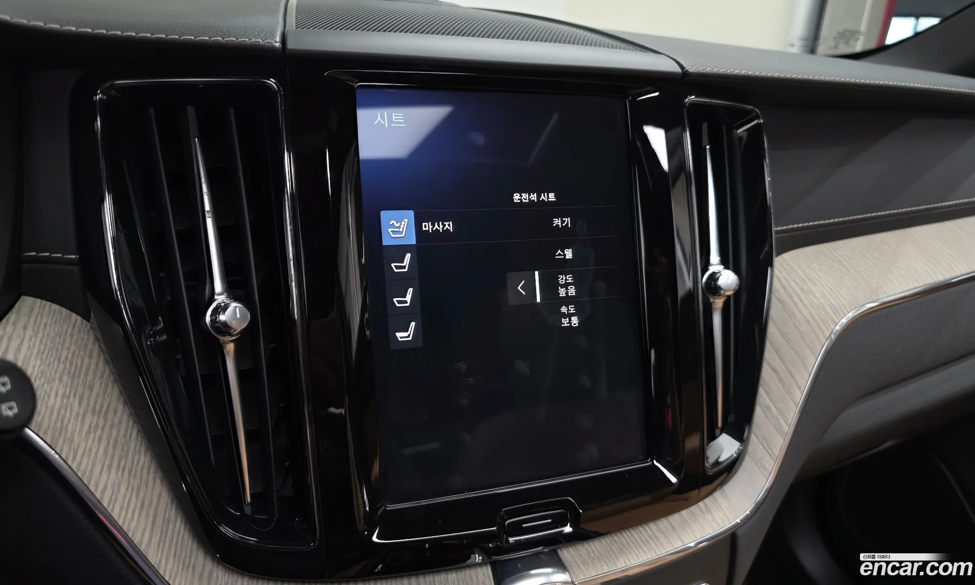 Volvo XC60 2019 YV1UZ68TCL1415936 — 16