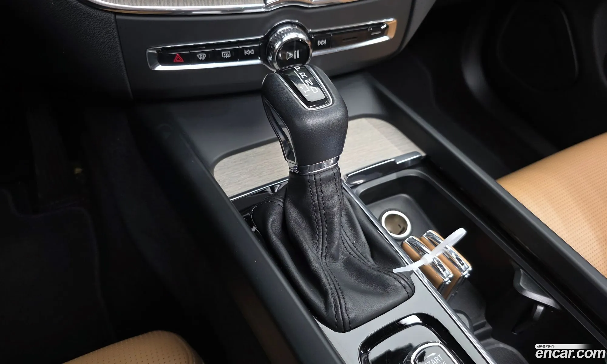 Volvo XC60 2019 YV1UZ68TCL1415936 — 8