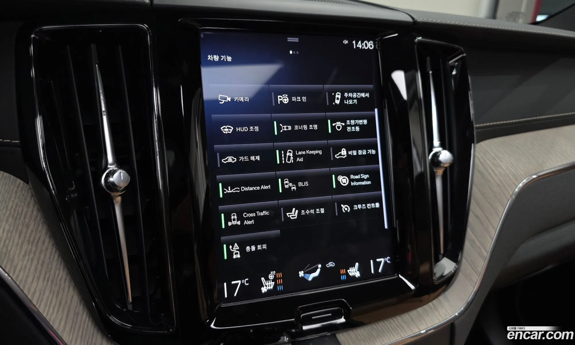 Volvo XC60 2019 YV1UZ68TCL1415936 — 22