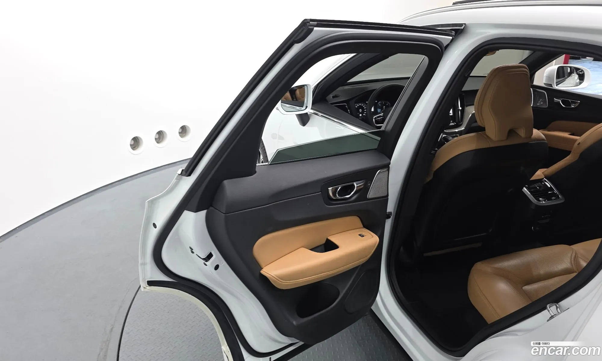 Volvo XC60 2019 YV1UZ68TCL1415936 — 10