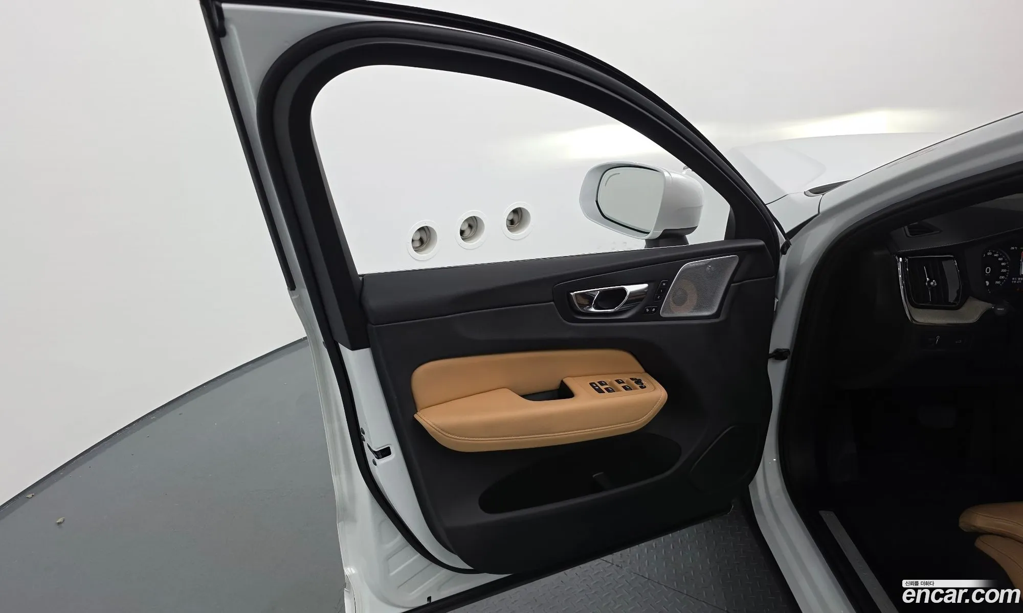 Volvo XC60 2019 YV1UZ68TCL1415936 — 23