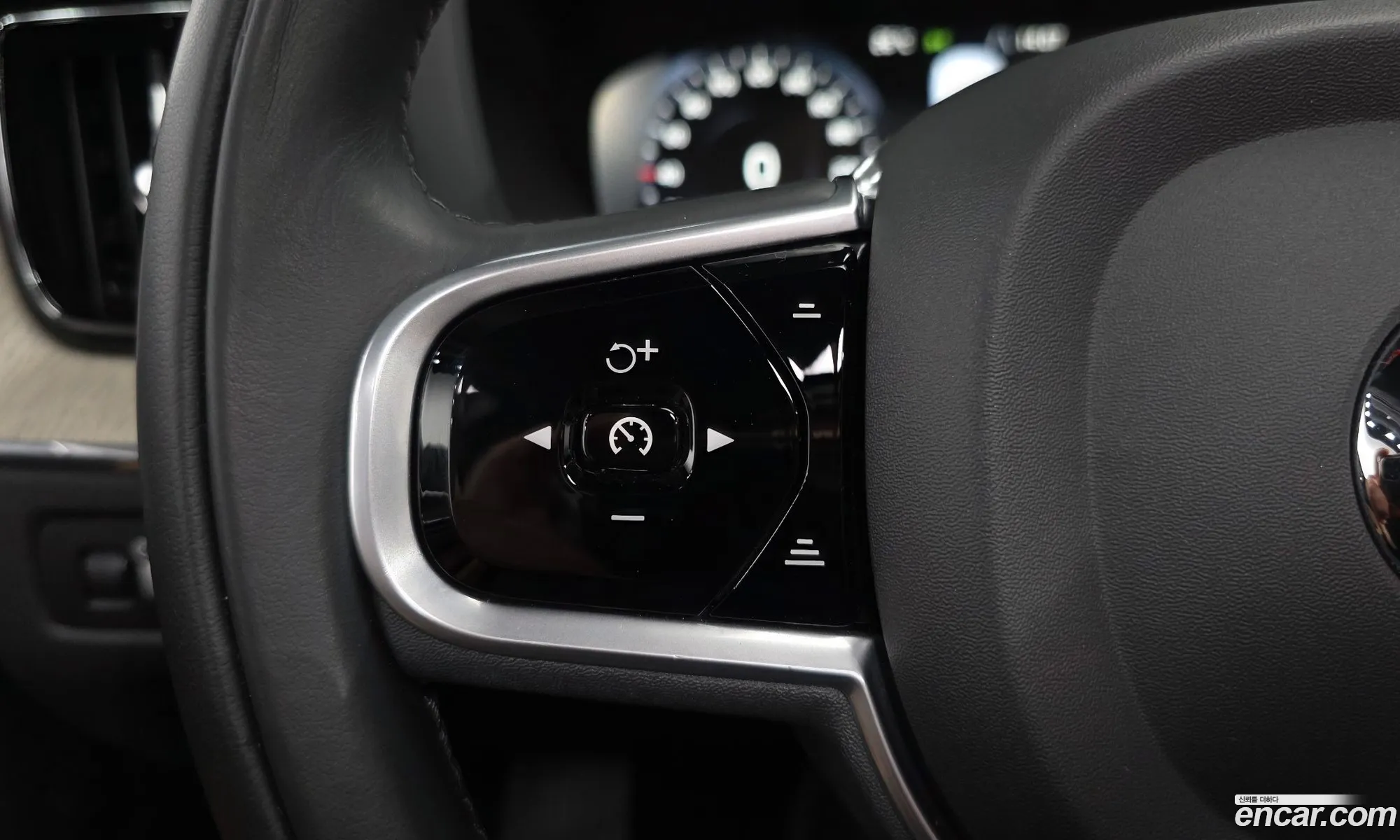 Volvo XC60 2019 YV1UZ68TCL1415936 — 3