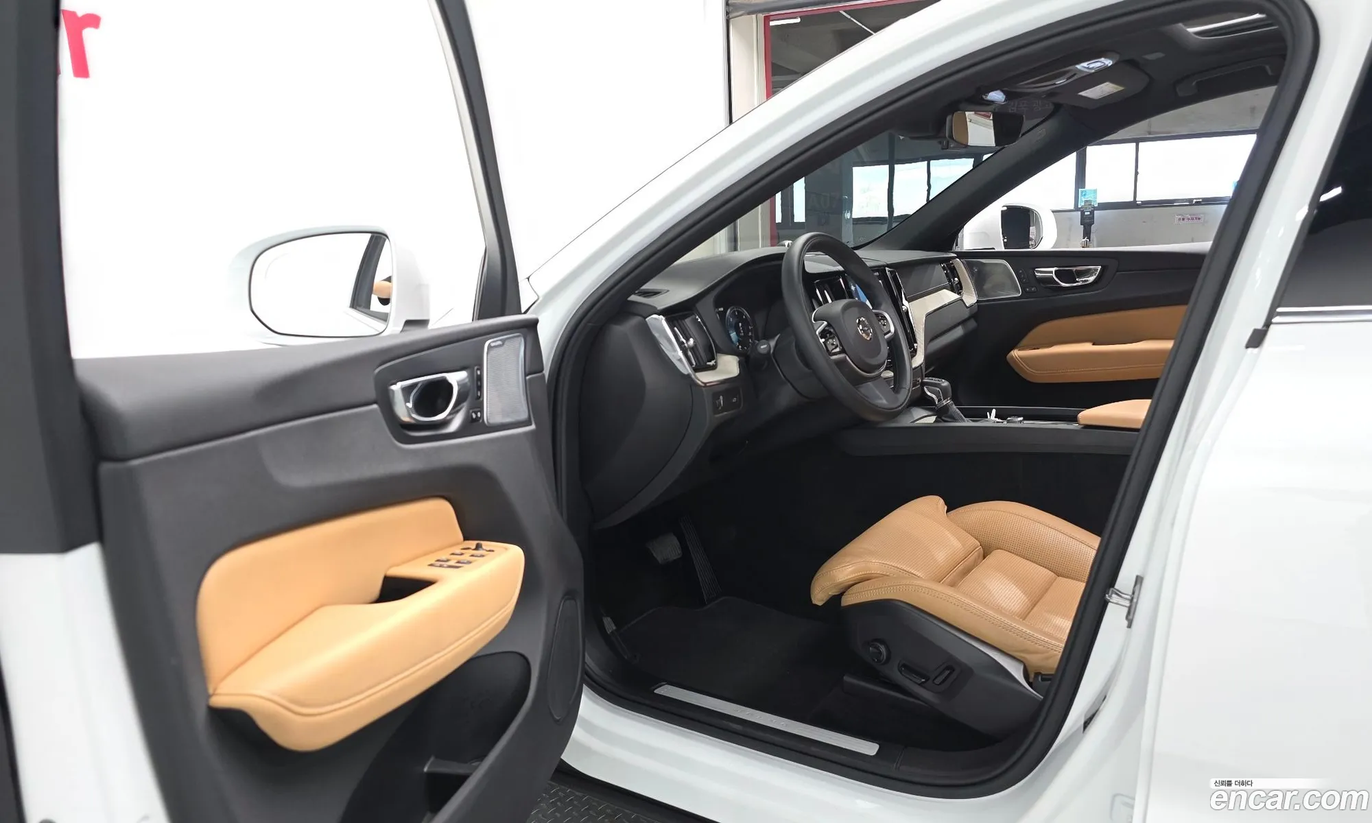 Volvo XC60 2019 YV1UZ68TCL1415936 — 17