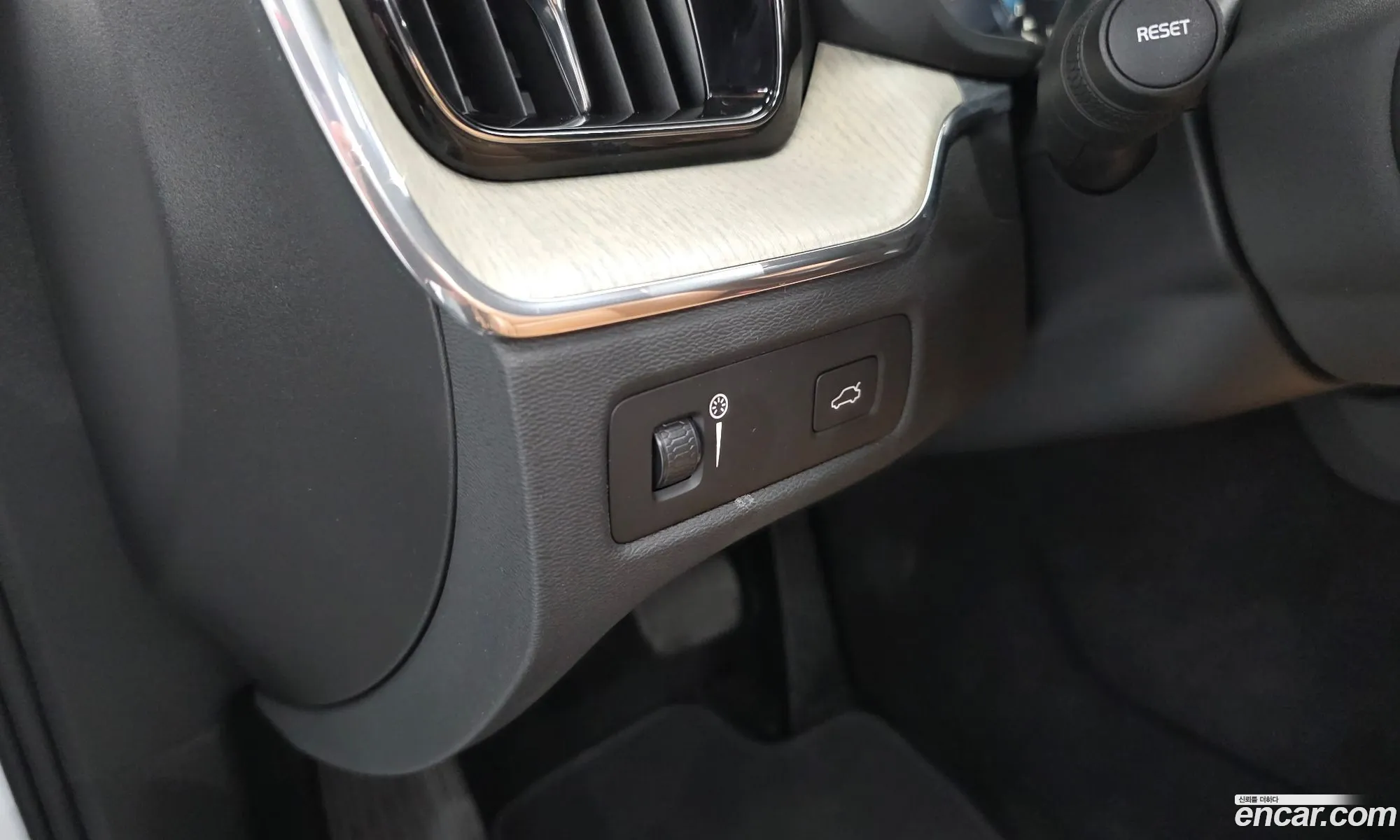 Volvo XC60 2019 YV1UZ68TCL1415936 — 15