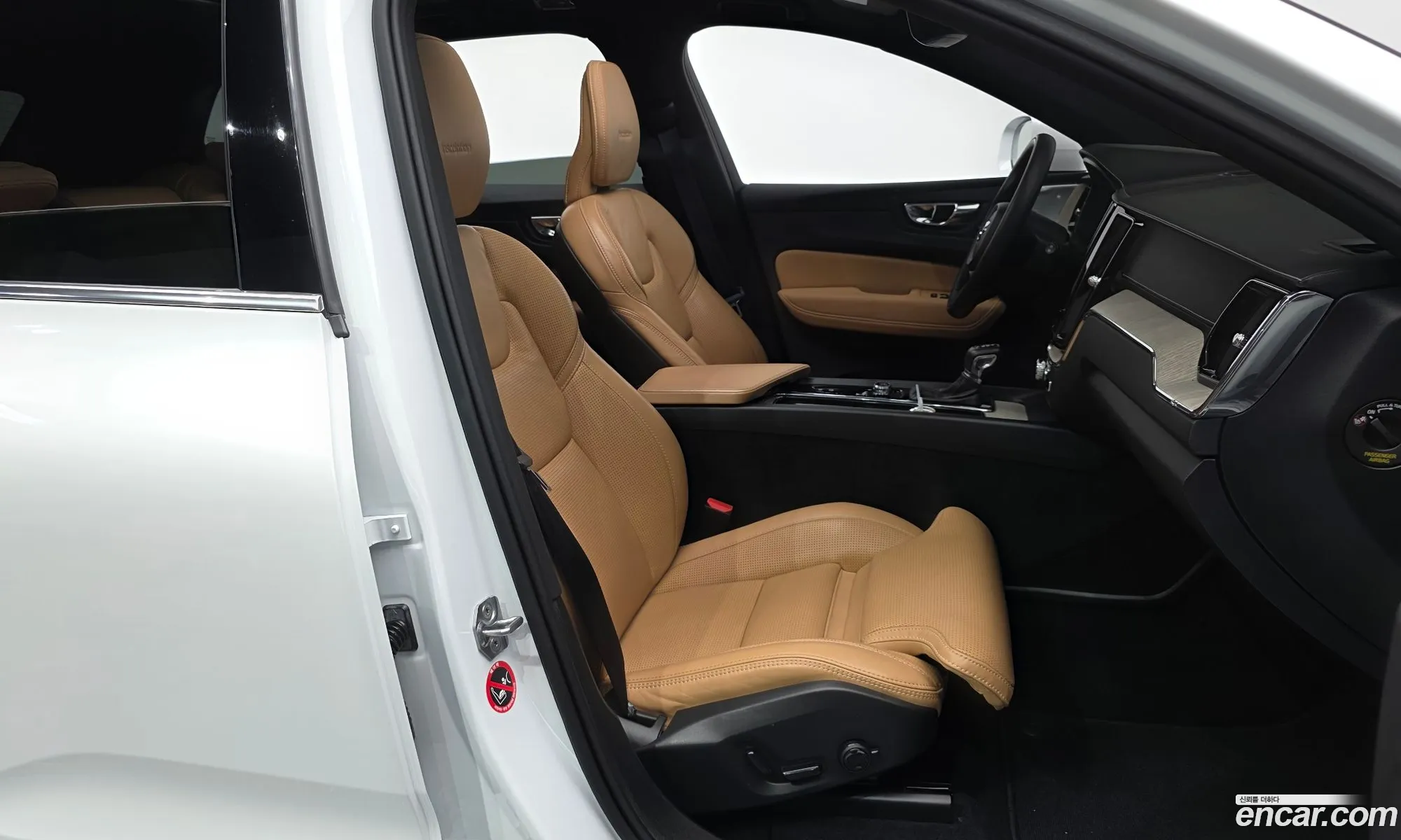 Volvo XC60 2019 YV1UZ68TCL1415936 — 27