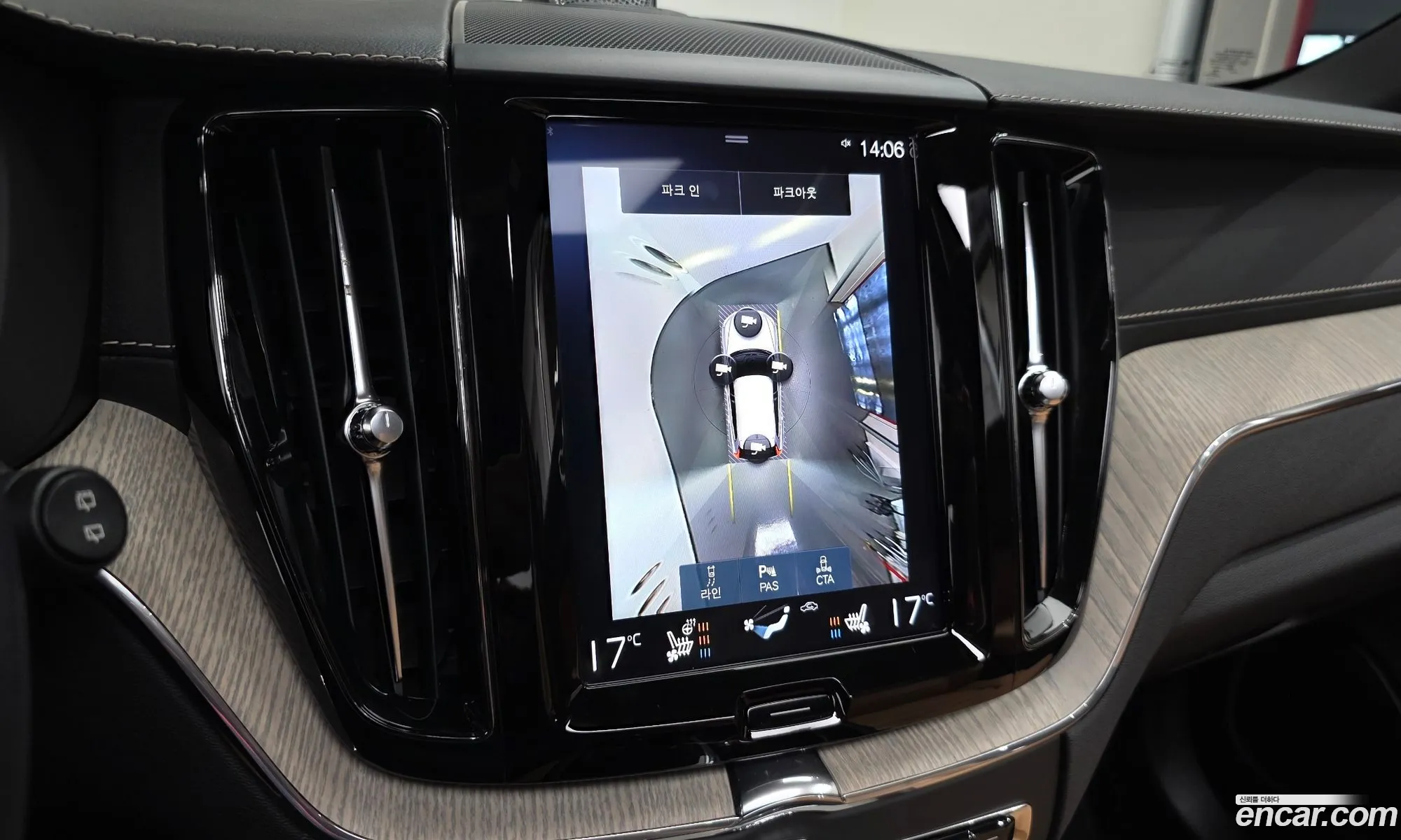 Volvo XC60 2019 YV1UZ68TCL1415936 — 28