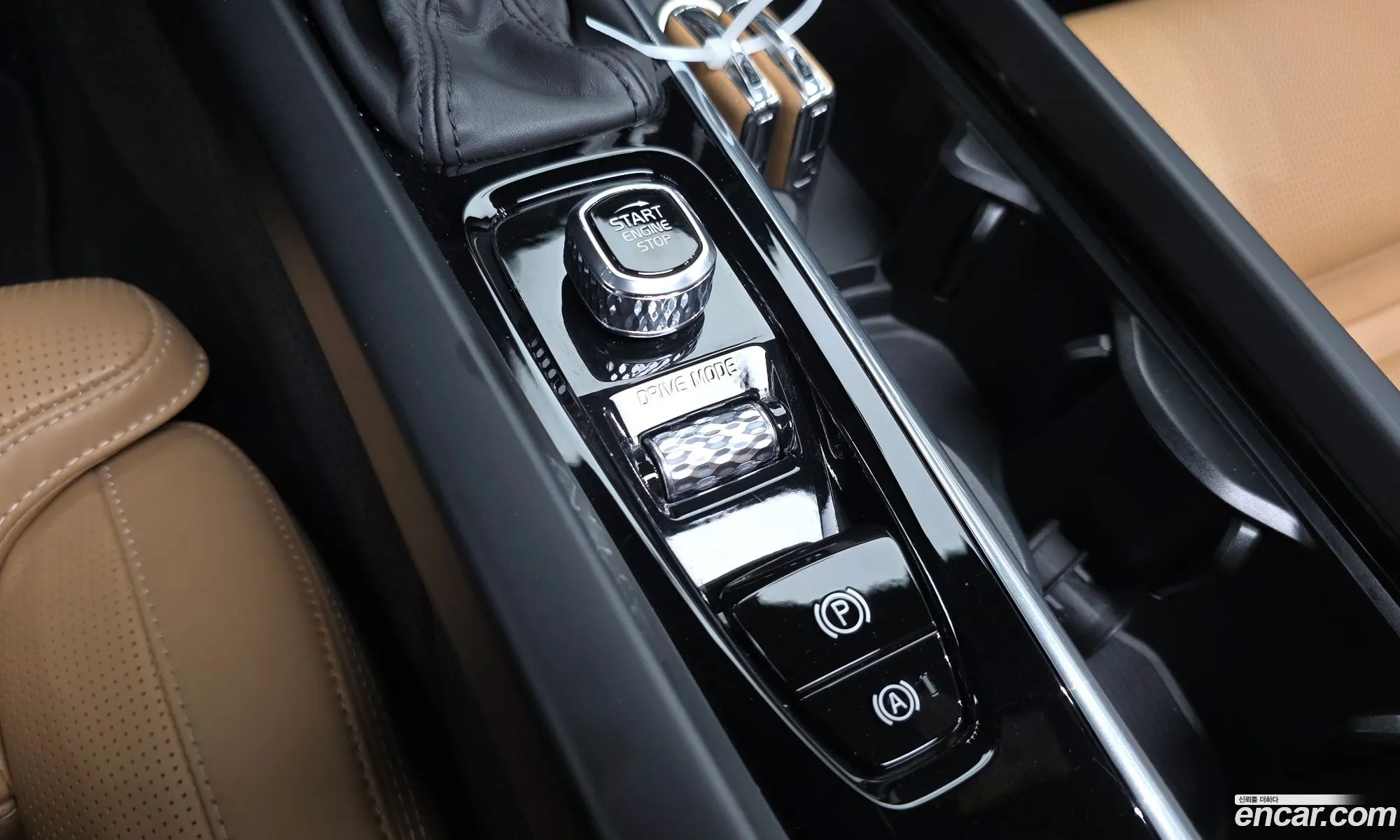 Volvo XC60 2019 YV1UZ68TCL1415936 — 19