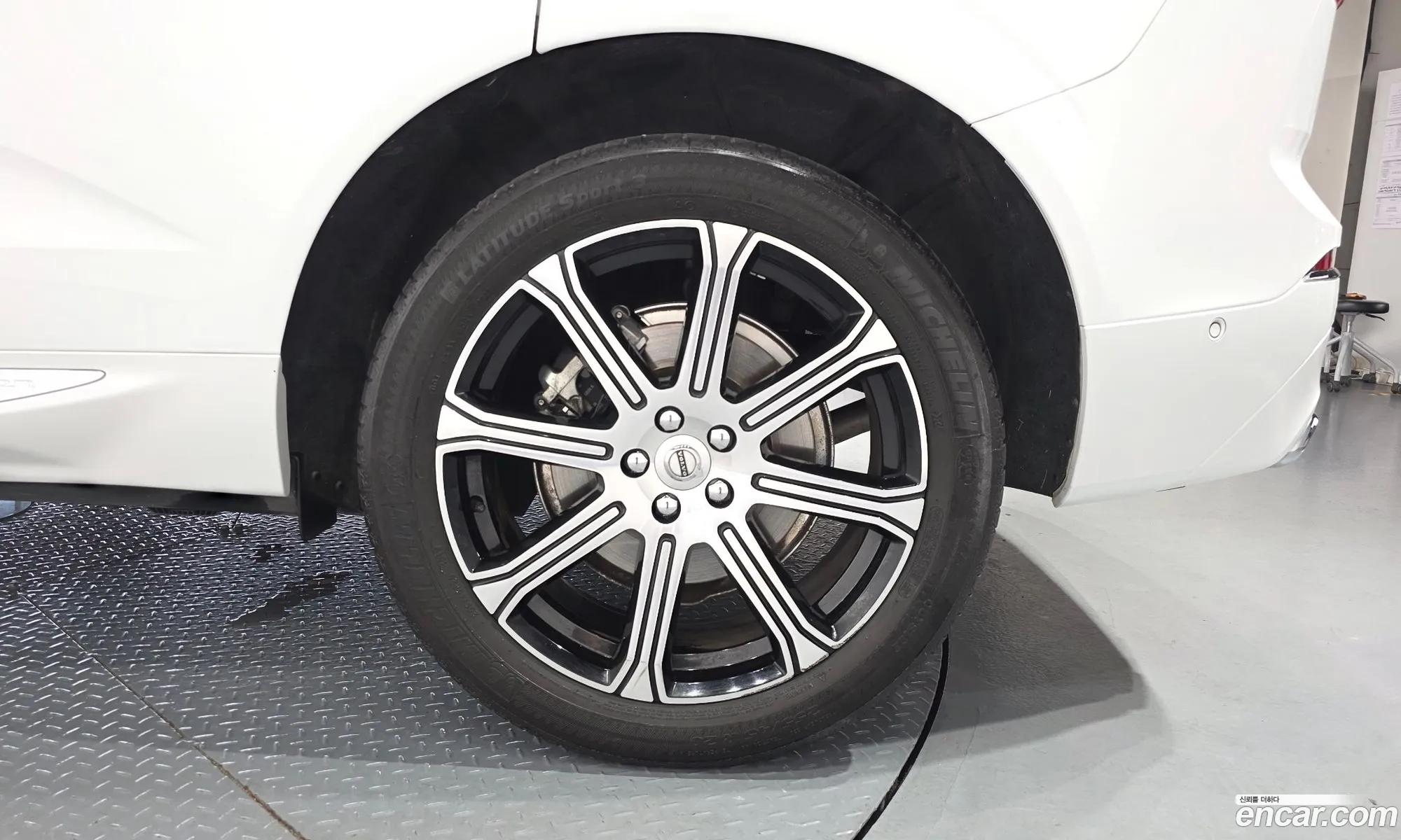Volvo XC60 2019 YV1UZ68TCL1415936 — 29