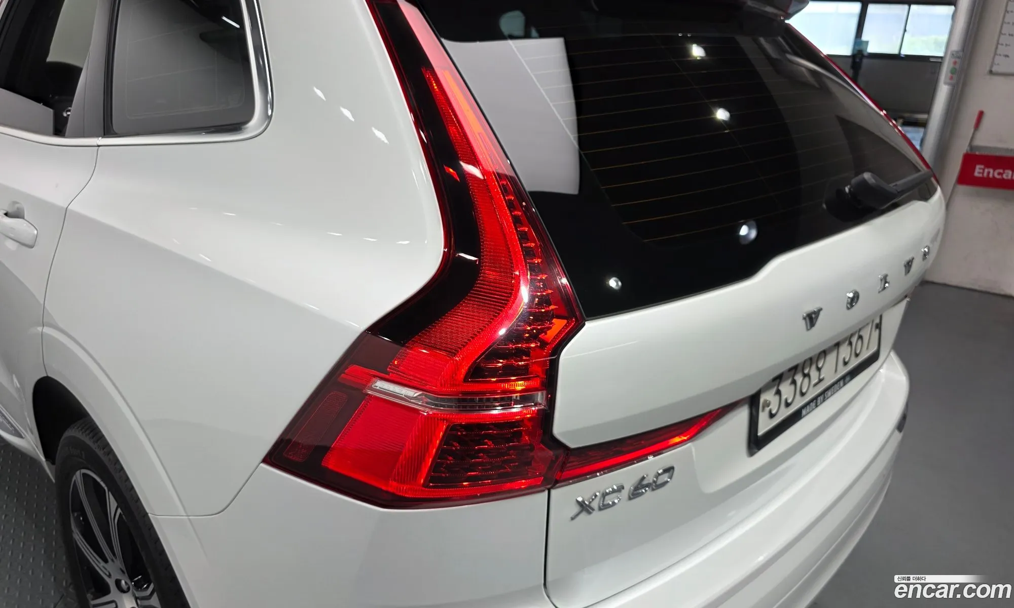 Volvo XC60 2019 YV1UZ68TCL1415936 — 32