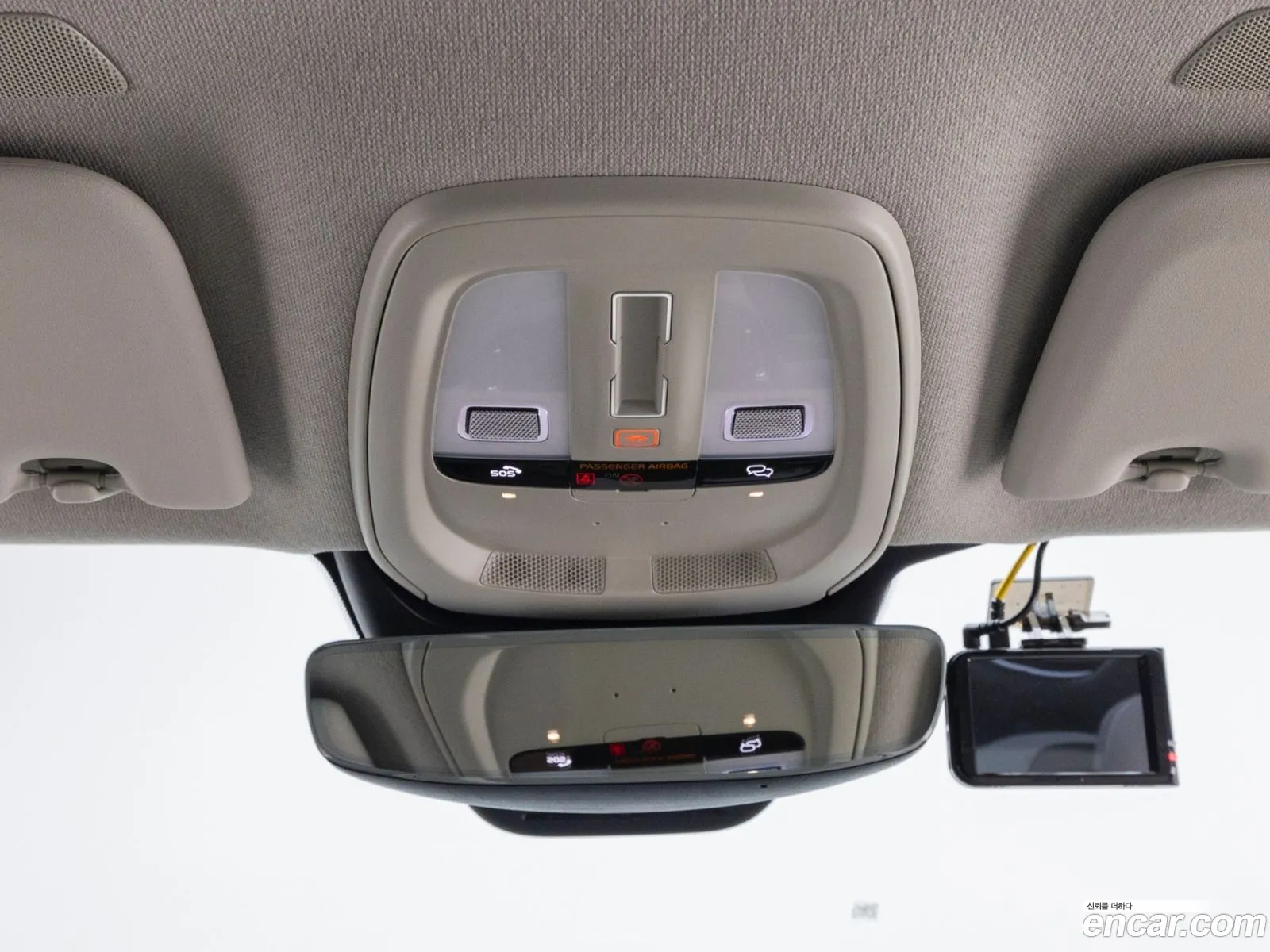 Volvo XC40 2025 — 2