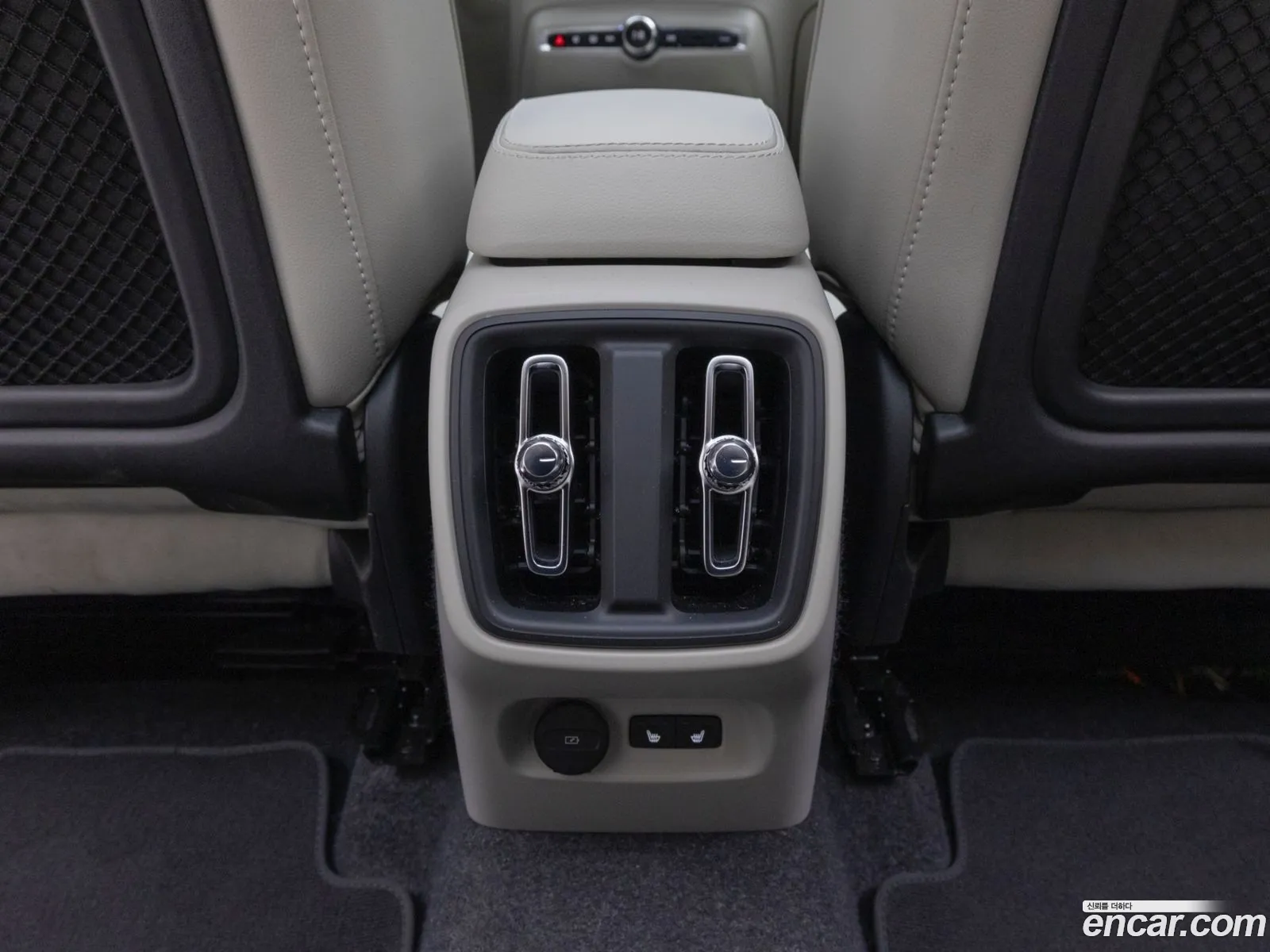 Volvo XC40 2025 — 4