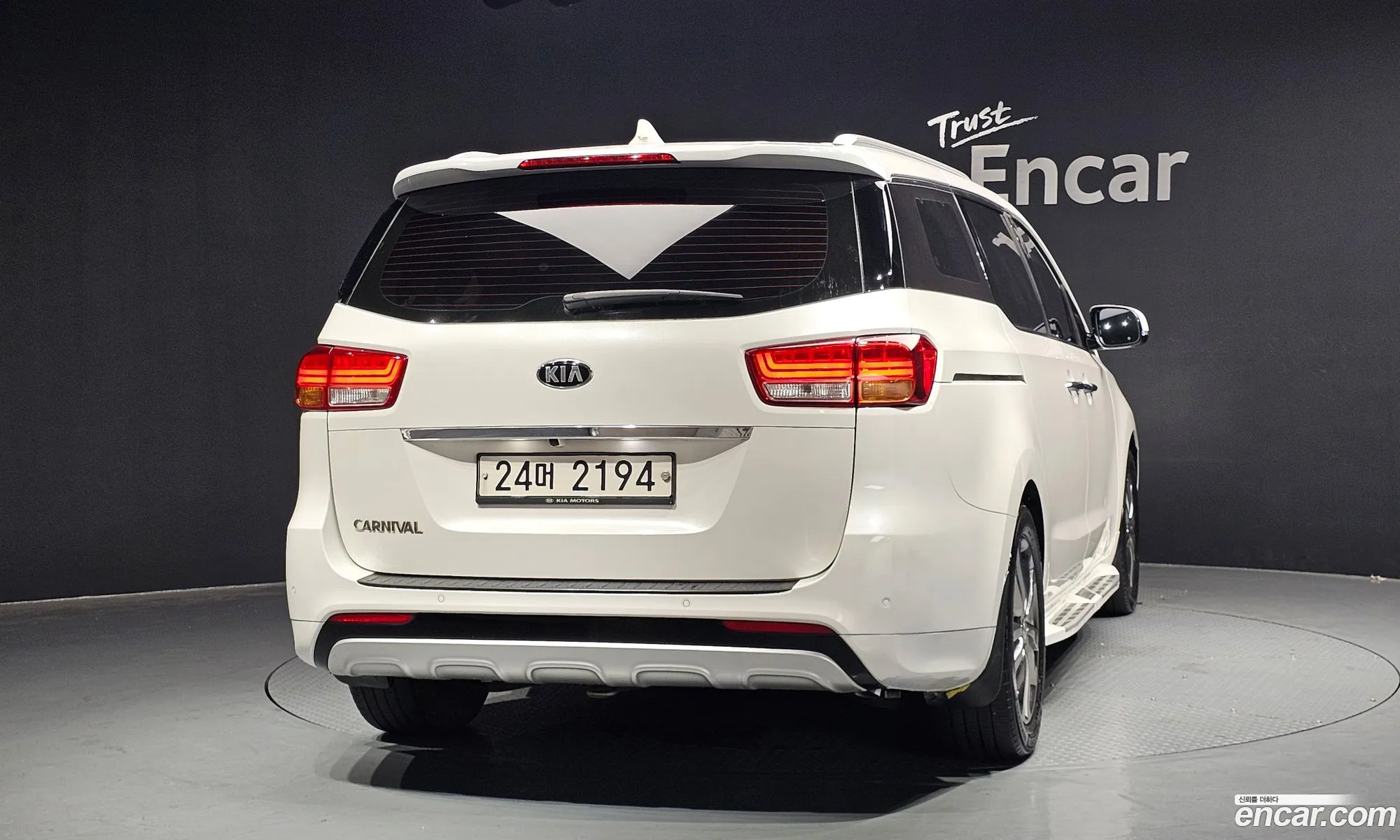 Kia Carnival 2017 KNAMC81ABJS377482 — 2