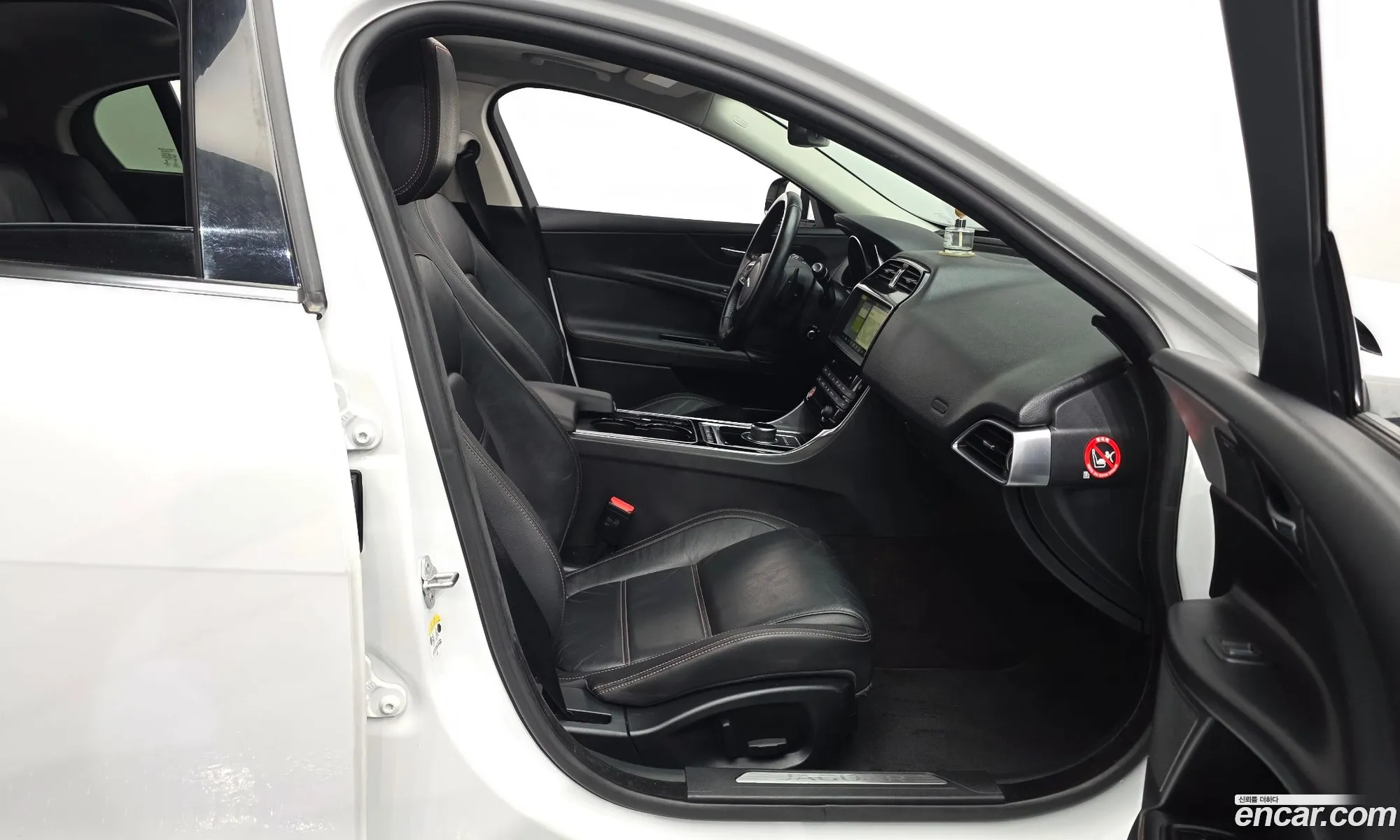 Jaguar XE 2017 SAJAA4BN2HCP05024 — 18