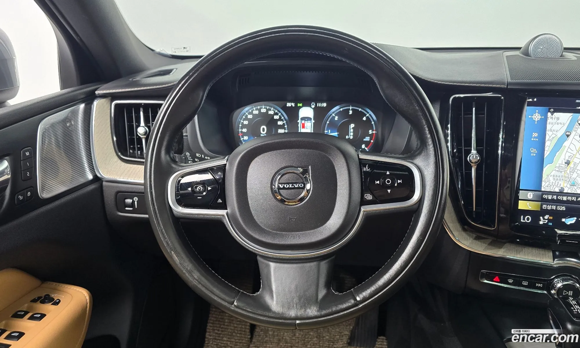 Volvo XC60 2018 YV1UZA8ACJ1023520 — 16