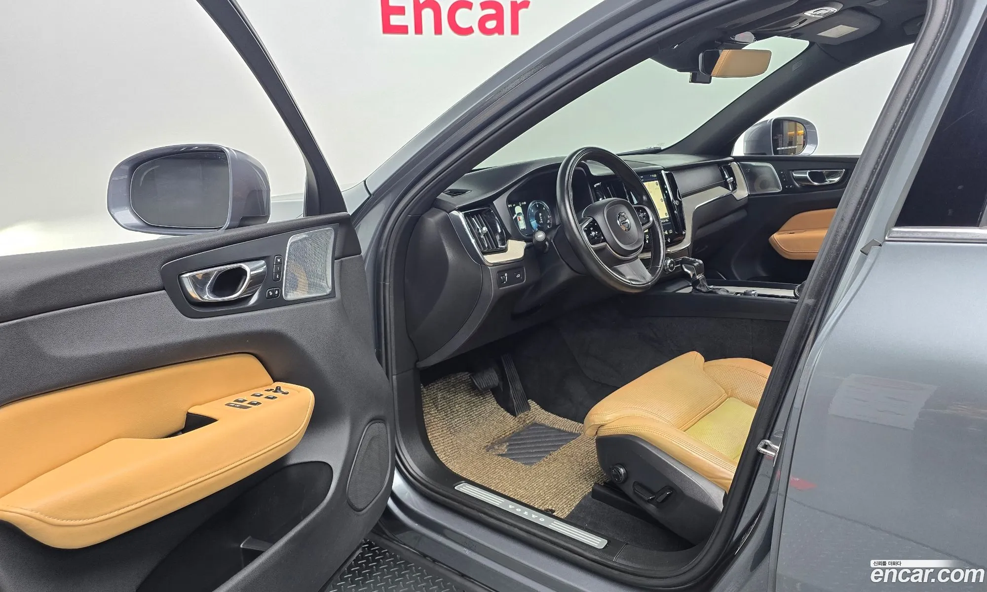 Volvo XC60 2018 YV1UZA8ACJ1023520 — 4