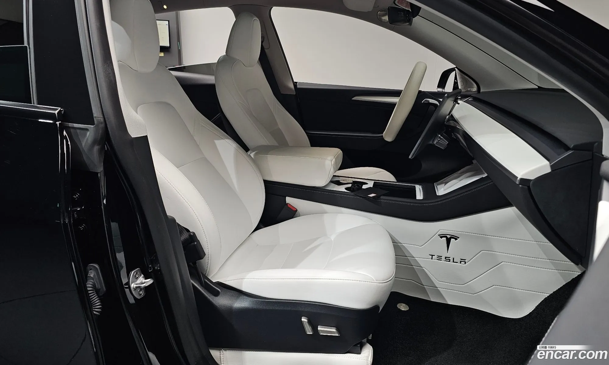 Tesla Model Y 2024 LRWYGCFS5RC426879 — 3