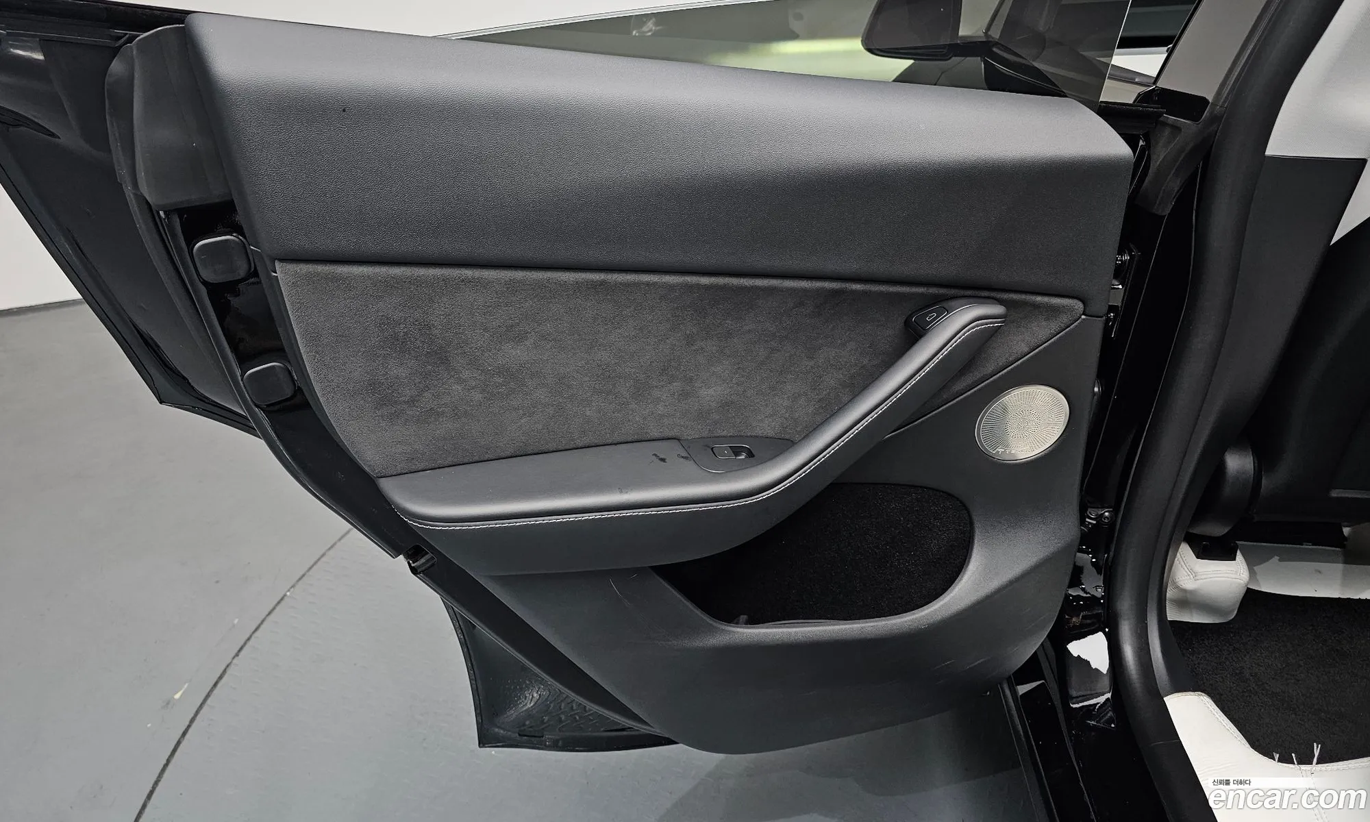 Tesla Model Y 2024 LRWYGCFS5RC426879 — 24