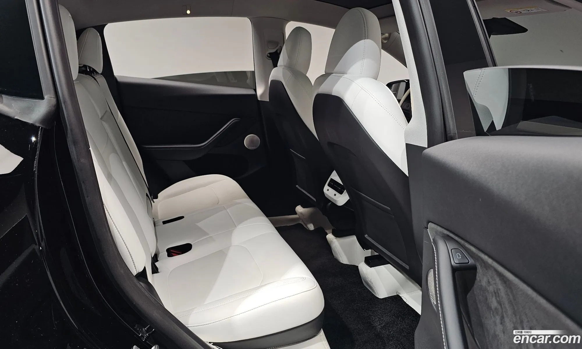 Tesla Model Y 2024 LRWYGCFS5RC426879 — 34