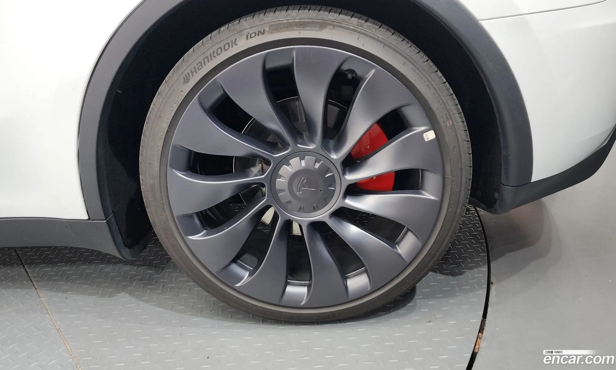 Tesla Model Y 2024 LRWYGCEL9RC564080 — 32