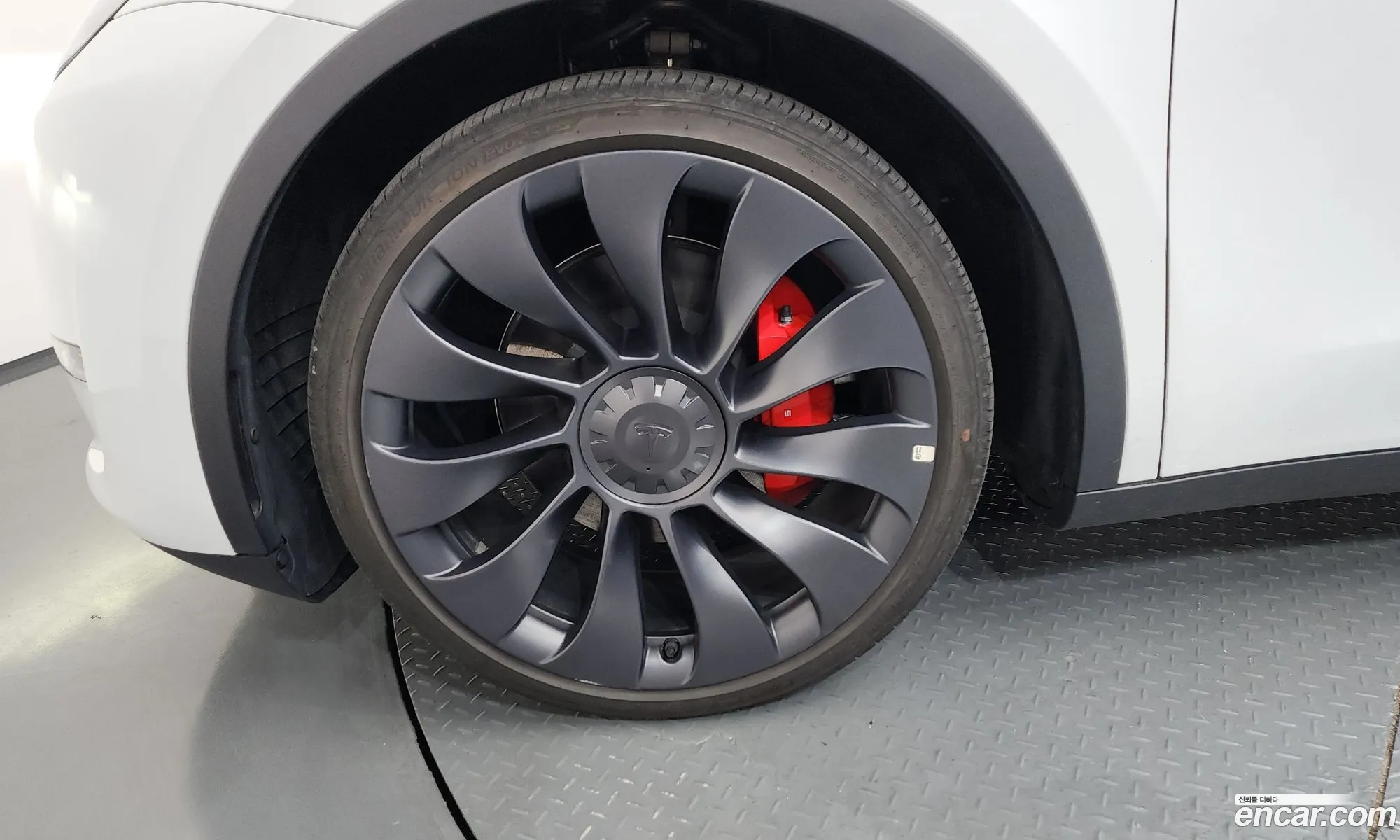 Tesla Model Y 2024 LRWYGCEL9RC564080 — 34