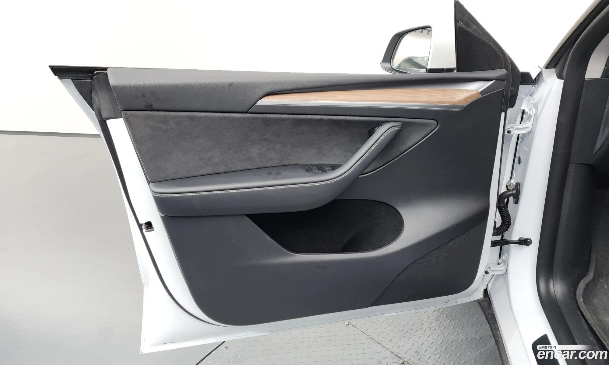 Tesla Model Y 2024 LRWYGCEL9RC564080 — 28