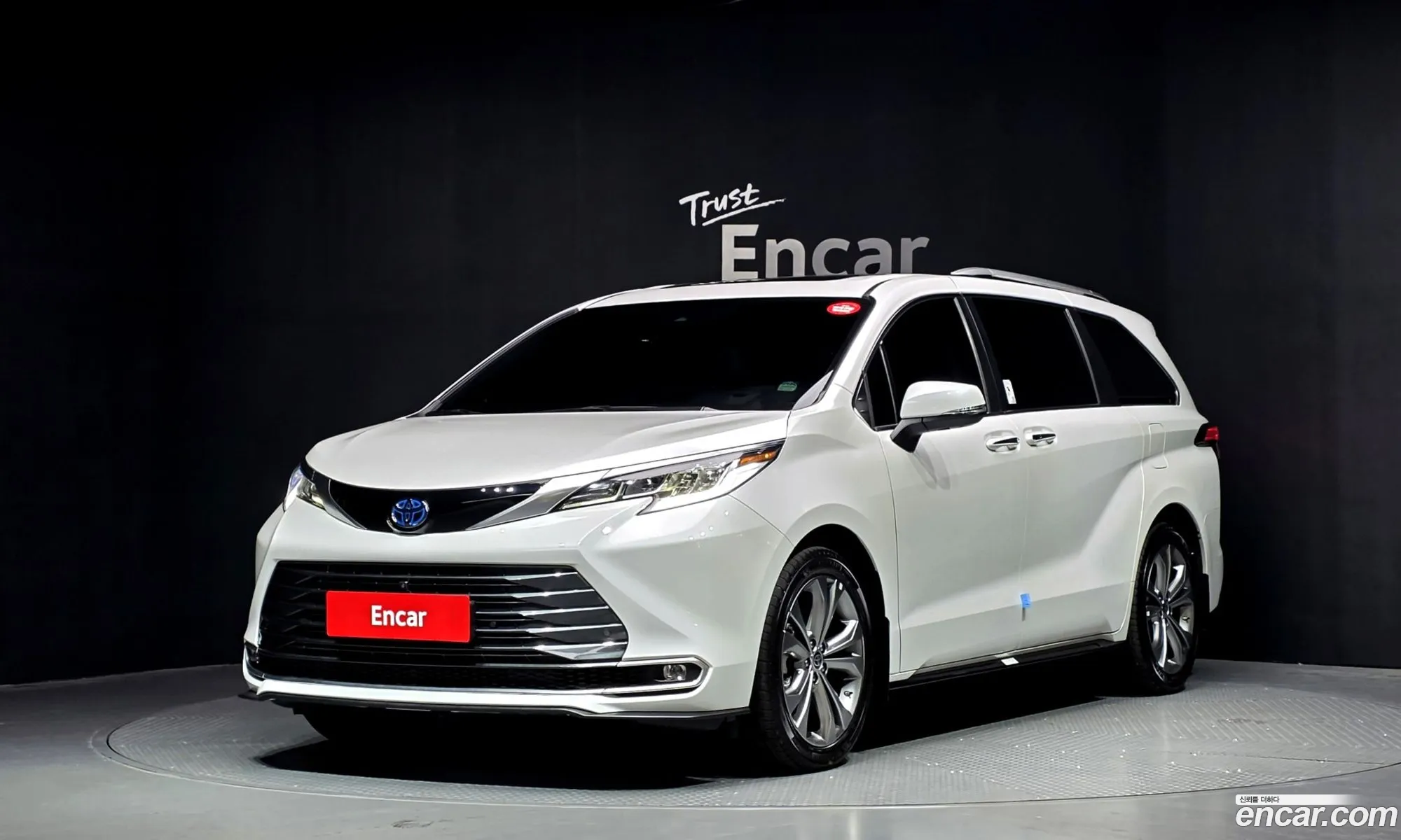 Toyota Sienna 2024 5TDGRKEC — 17