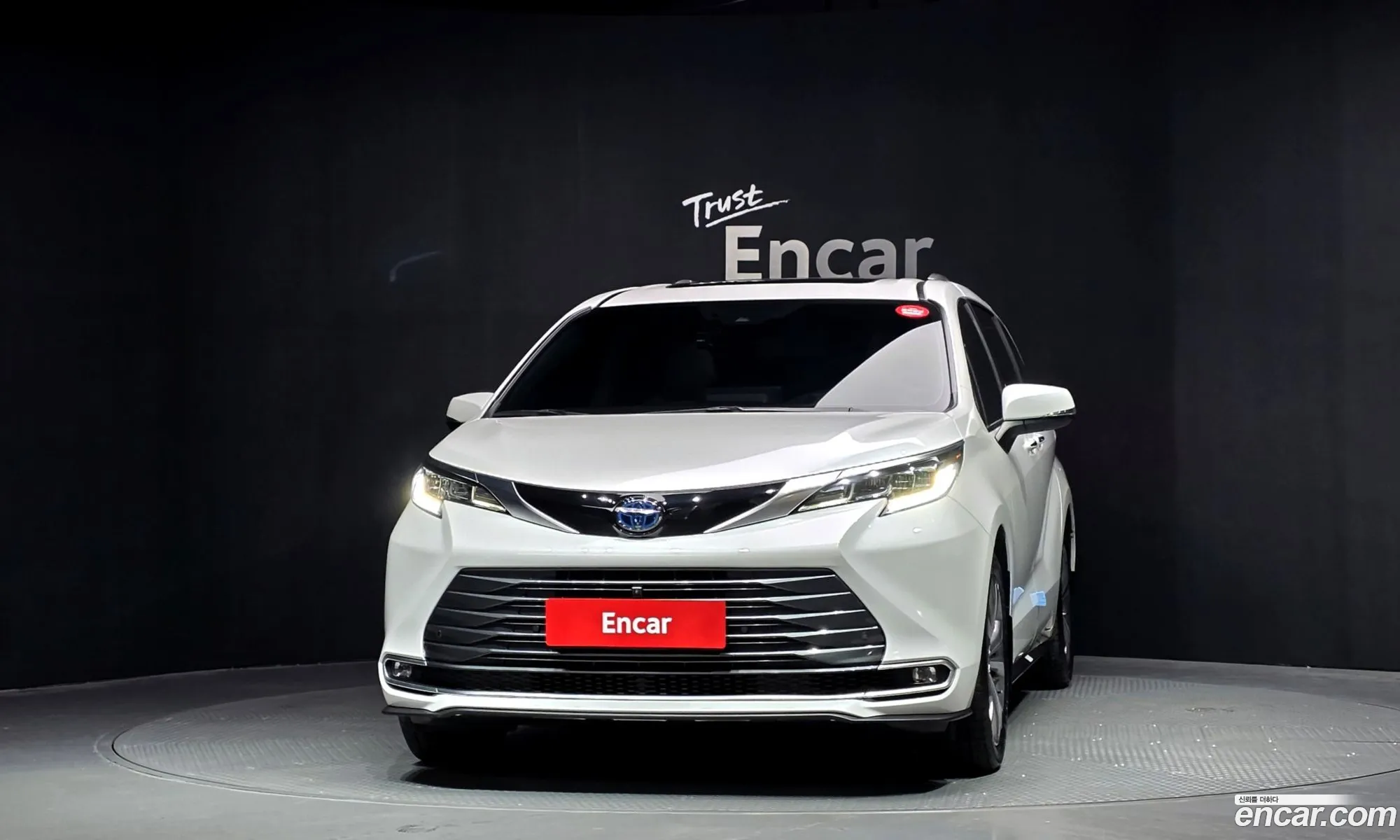 Toyota Sienna 2024 5TDGRKEC — 12
