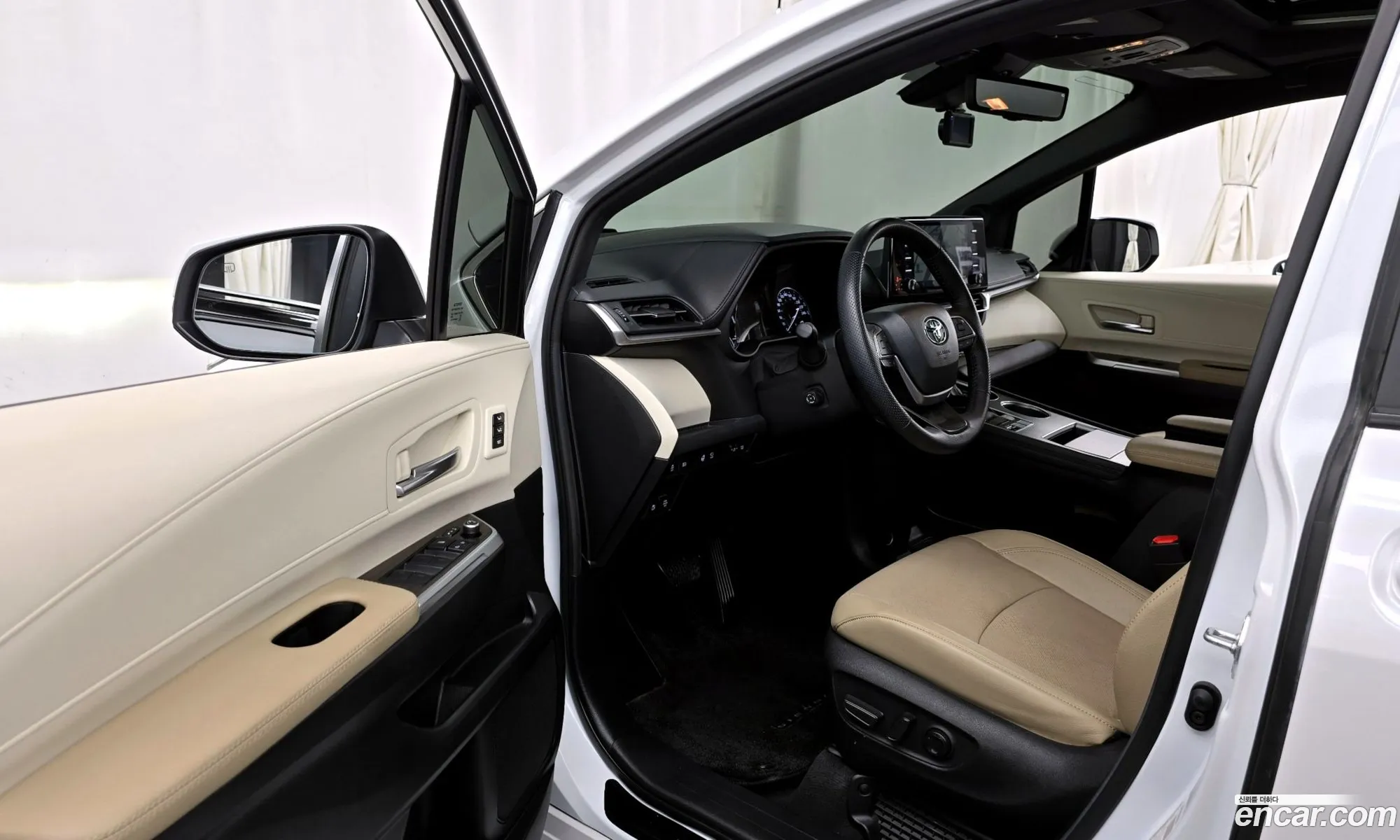 Toyota Sienna 2024 5TDGRKEC — 16