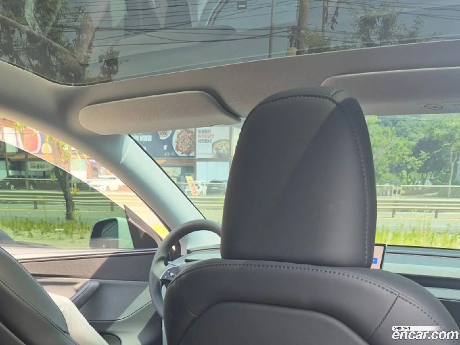 Tesla Model Y 2025 — 2