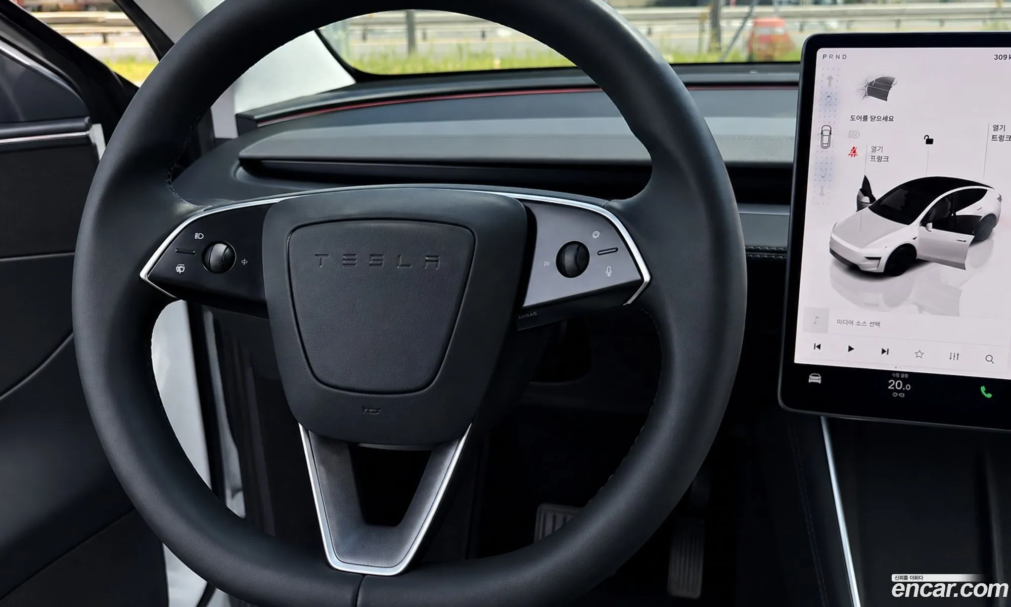 Tesla Model Y 2025 — 7